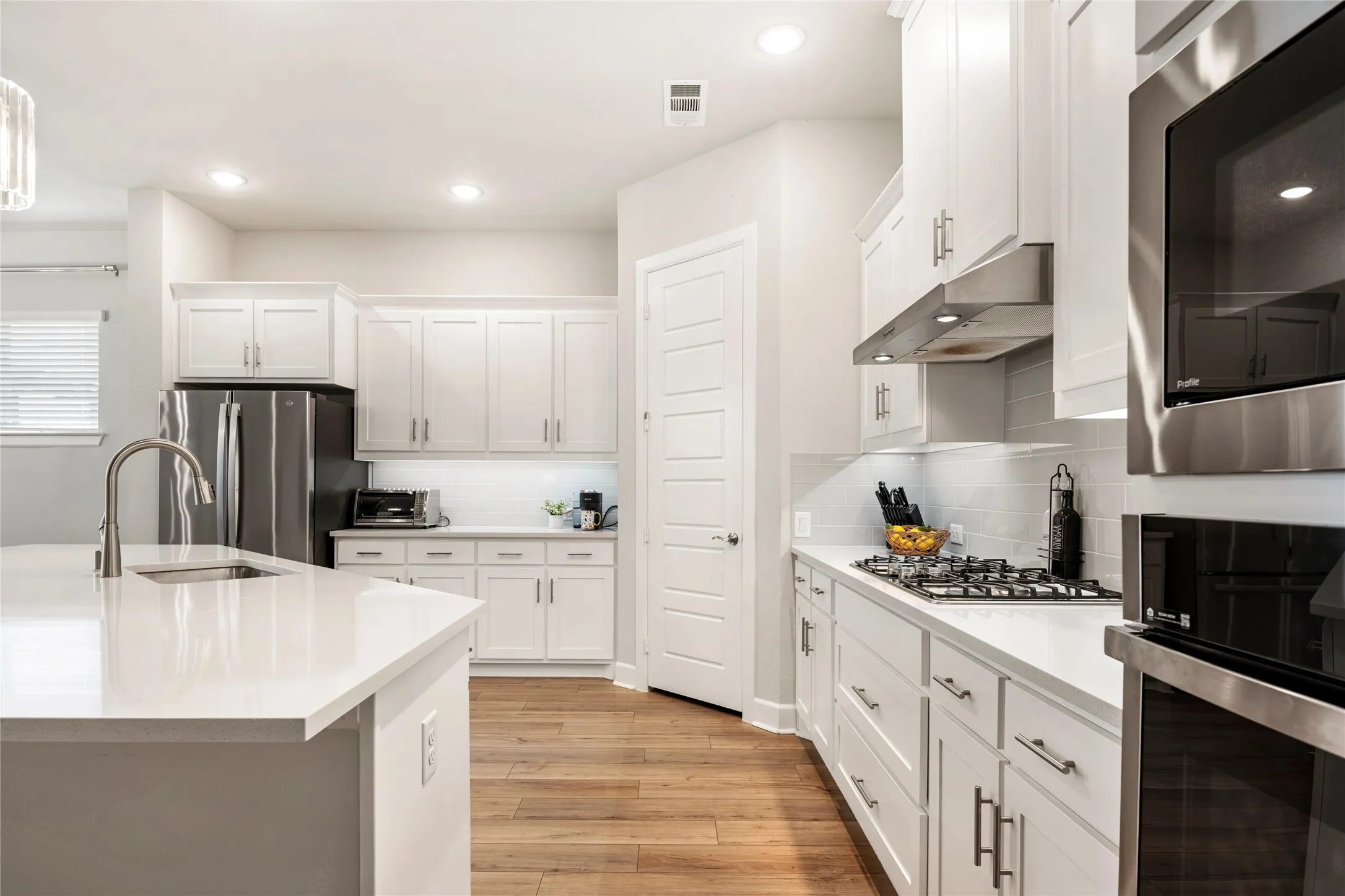 Single Family Residence For Sale in Denton County , 356 Greenbriar Road, Little Elm, Texas 75068, 3 Bedroom, 2 Bathroom, 3 Garage spaces, 2,224 Sqft, built in 2022, mls#21410371, Real Estate Agent in Little Elm, Homes For Sale in Denton county, Homes For Sale in Little Elm, Realtor in Little Elm Texas, Real Estate Brokerage Independent Realty Texas, Luminita Cordes Realtor
