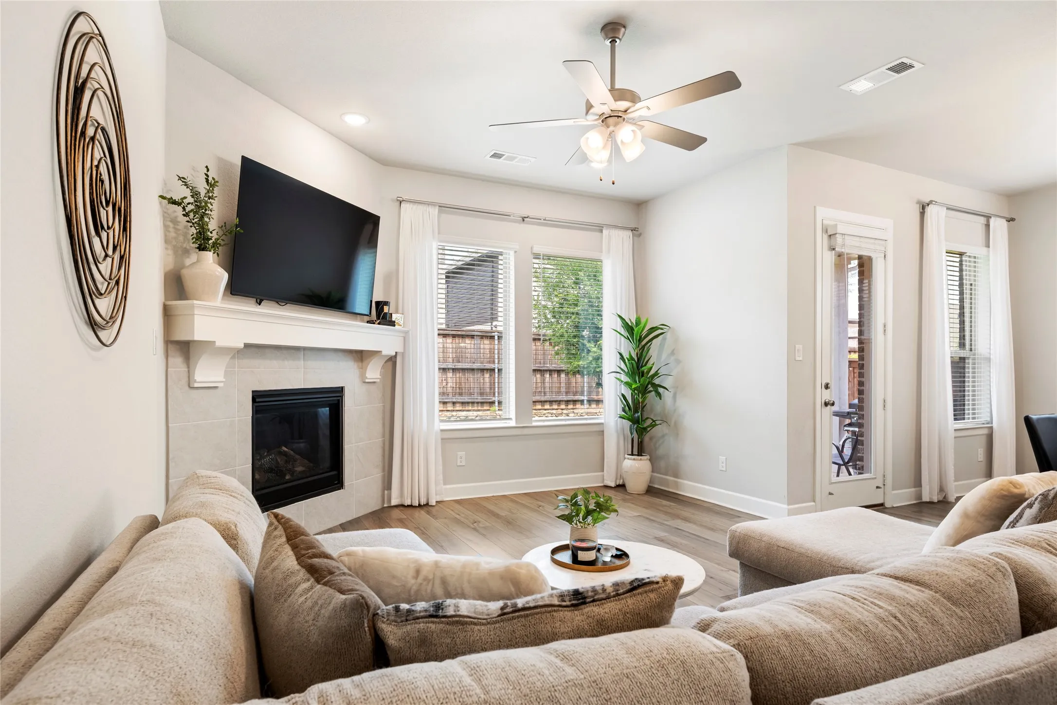 Single Family Residence For Sale in Denton County , 356 Greenbriar Road, Little Elm, Texas 75068, 3 Bedroom, 2 Bathroom, 3 Garage spaces, 2,224 Sqft, built in 2022, mls#21410371, Real Estate Agent in Little Elm, Homes For Sale in Denton county, Homes For Sale in Little Elm, Realtor in Little Elm Texas, Real Estate Brokerage Independent Realty Texas, Luminita Cordes Realtor