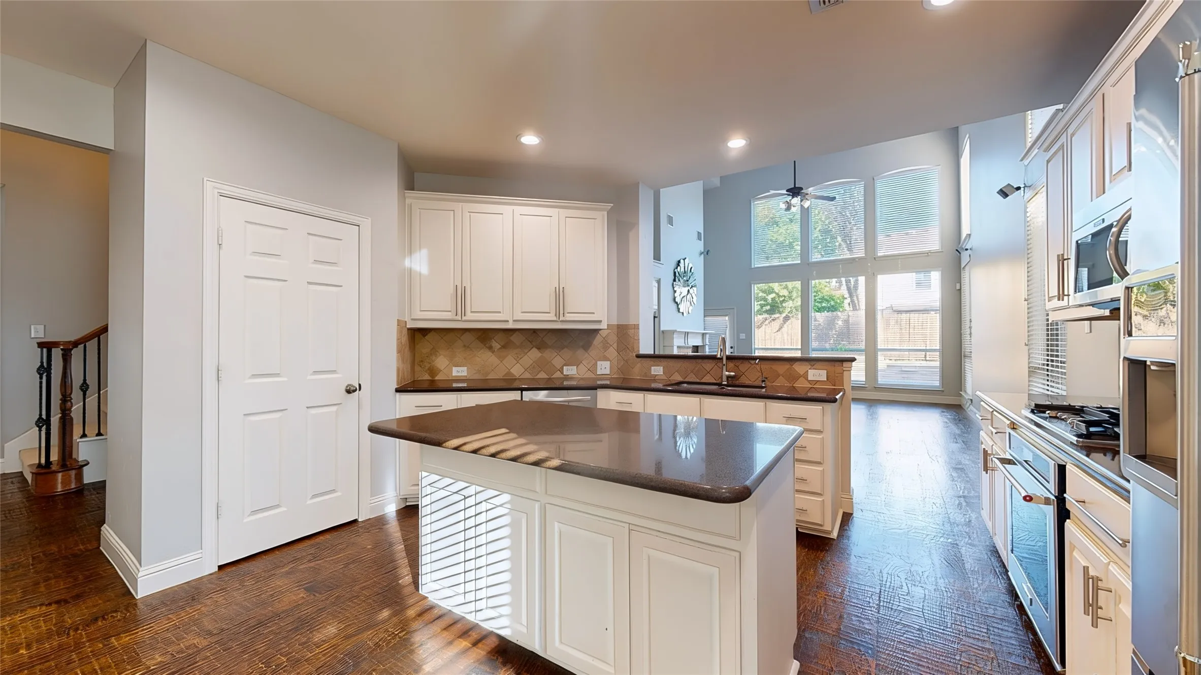 Single Family Residence For Sale in Denton County , 4400 Delaina Drive, Flower Mound, Texas 75022, 4 Bedroom, 4 Bathroom, 3 Garage spaces, 3,256 Sqft, built in 2005, mls#21410382, Real Estate Agent in Flower Mound, Homes For Sale in Denton county, Homes For Sale in Flower Mound, Realtor in Flower Mound Texas, Real Estate Brokerage Independent Realty Texas, Luminita Cordes Realtor