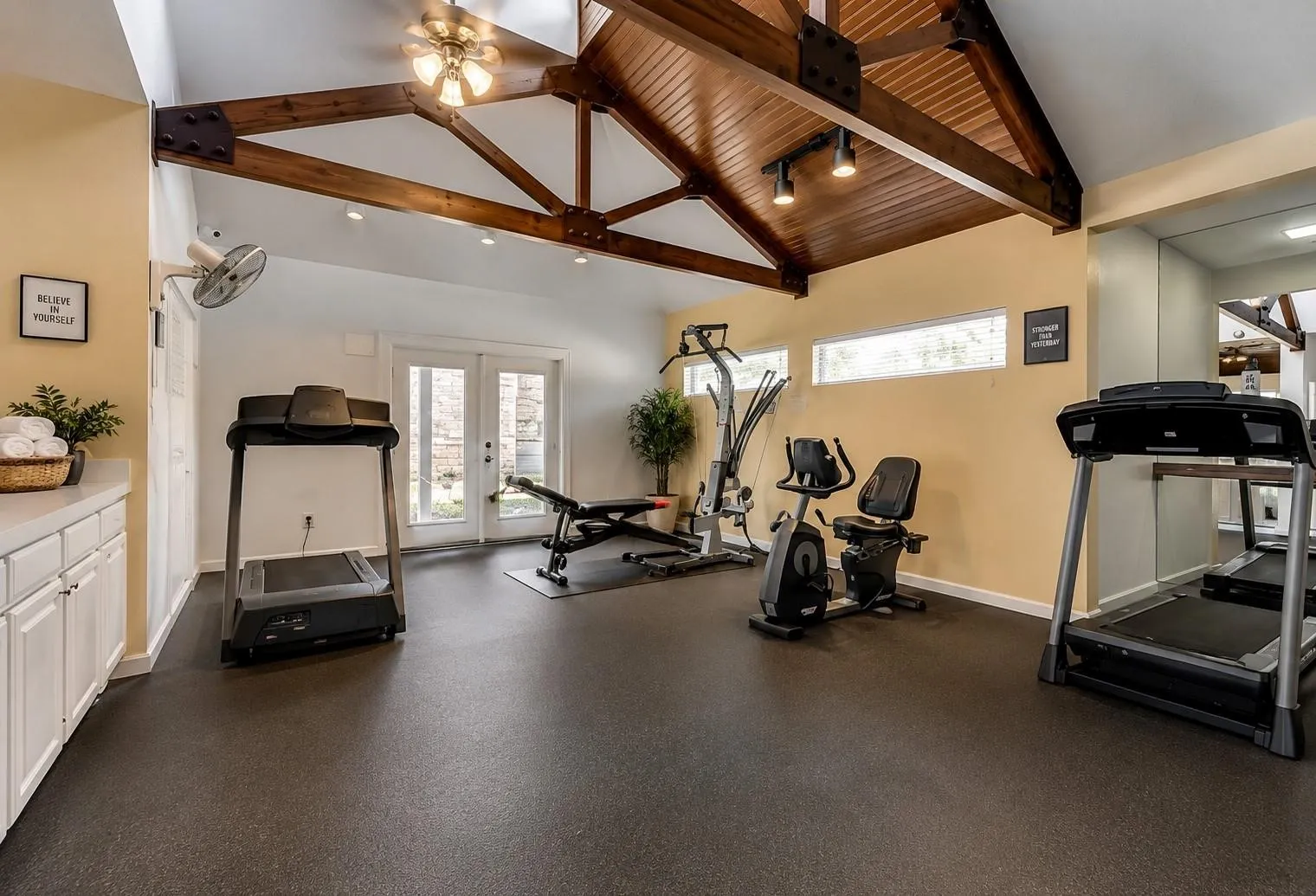 Condominium For Sale in Tarrant County , 1105 Calico Lane 1620, Arlington, Texas 76011, 1 Bedroom, 1 Bathroom, Garage spaces, 792 Sqft, built in 1981, mls#21410188, Real Estate Agent in Arlington, Homes For Sale in Tarrant county, Homes For Sale in Arlington, Realtor in Arlington Texas, Real Estate Brokerage Independent Realty Texas, Luminita Cordes Realtor