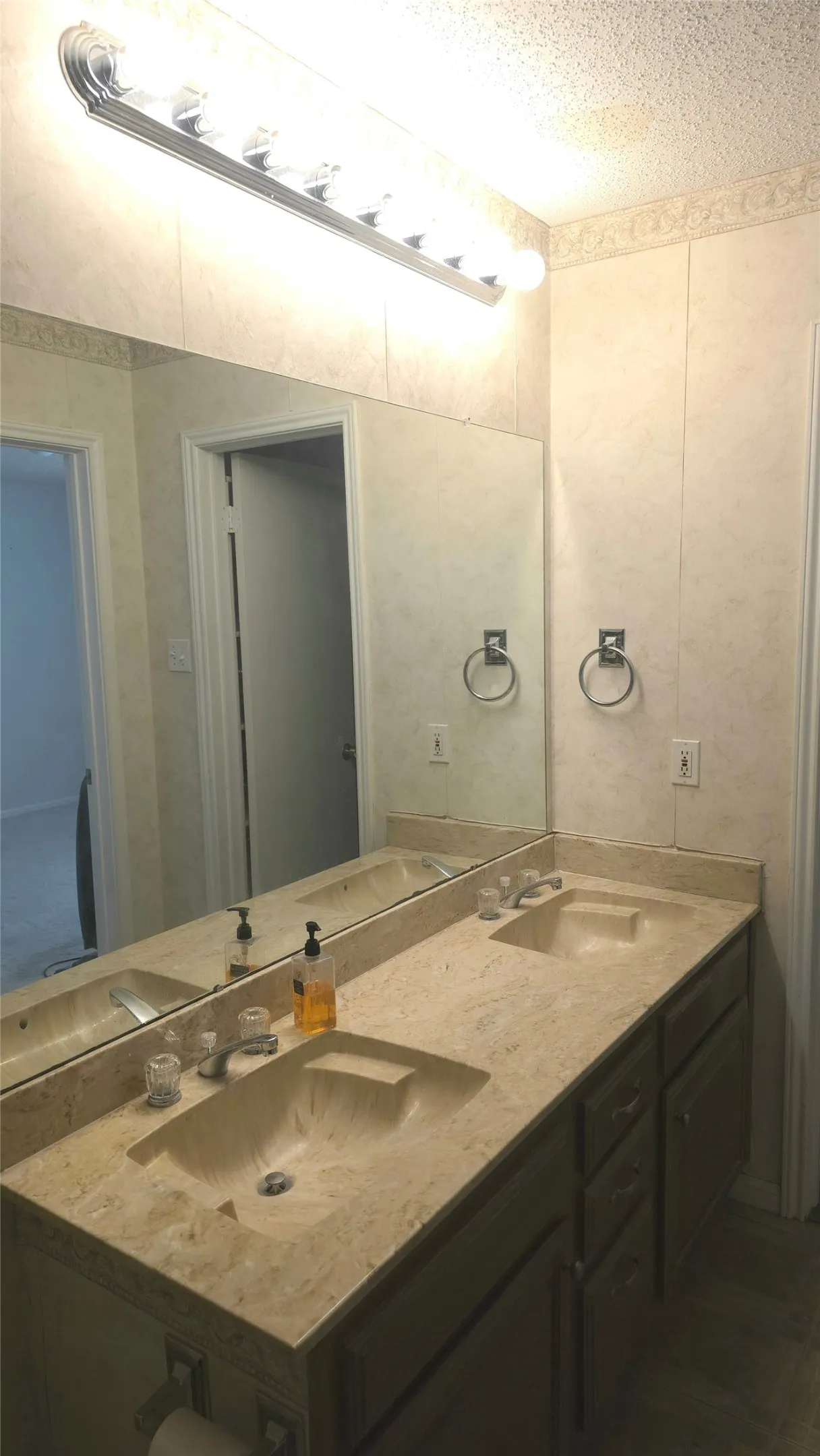 Dual sinks in primary bathroom