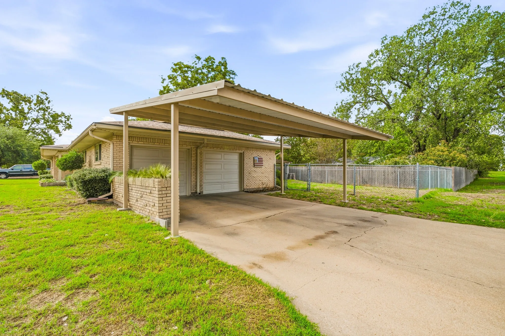 Single Family Residence For Sale in Erath County , 2190 N Woodland Street, Stephenville, Texas 76401, 3 Bedroom, 2 Bathroom, 2 Garage spaces, 1,870 Sqft, built in 1960, mls#21410336, Real Estate Agent in Stephenville, Homes For Sale in Erath county, Homes For Sale in Stephenville, Realtor in Stephenville Texas, Real Estate Brokerage Independent Realty Texas, Luminita Cordes Realtor