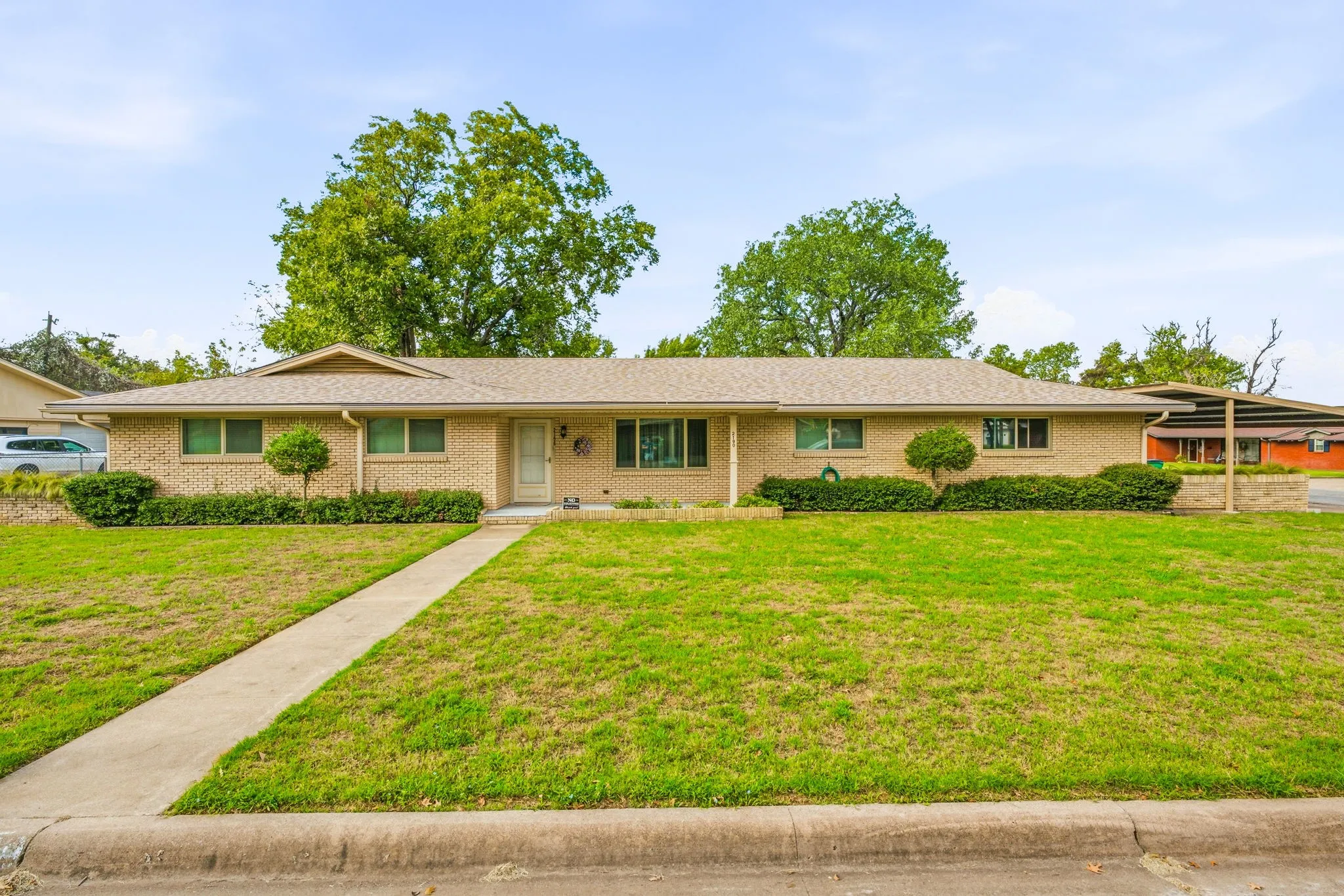 Single Family Residence For Sale in Erath County , 2190 N Woodland Street, Stephenville, Texas 76401, 3 Bedroom, 2 Bathroom, 2 Garage spaces, 1,870 Sqft, built in 1960, mls#21410336, Real Estate Agent in Stephenville, Homes For Sale in Erath county, Homes For Sale in Stephenville, Realtor in Stephenville Texas, Real Estate Brokerage Independent Realty Texas, Luminita Cordes Realtor