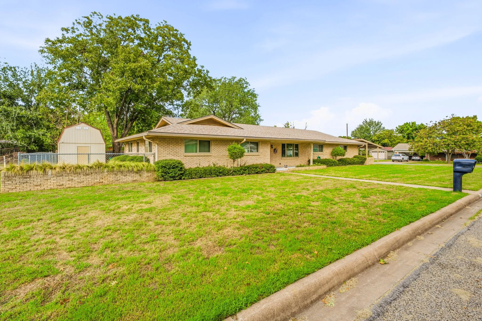 Single Family Residence For Sale in Erath County , 2190 N Woodland Street, Stephenville, Texas 76401, 3 Bedroom, 2 Bathroom, 2 Garage spaces, 1,870 Sqft, built in 1960, mls#21410336, Real Estate Agent in Stephenville, Homes For Sale in Erath county, Homes For Sale in Stephenville, Realtor in Stephenville Texas, Real Estate Brokerage Independent Realty Texas, Luminita Cordes Realtor