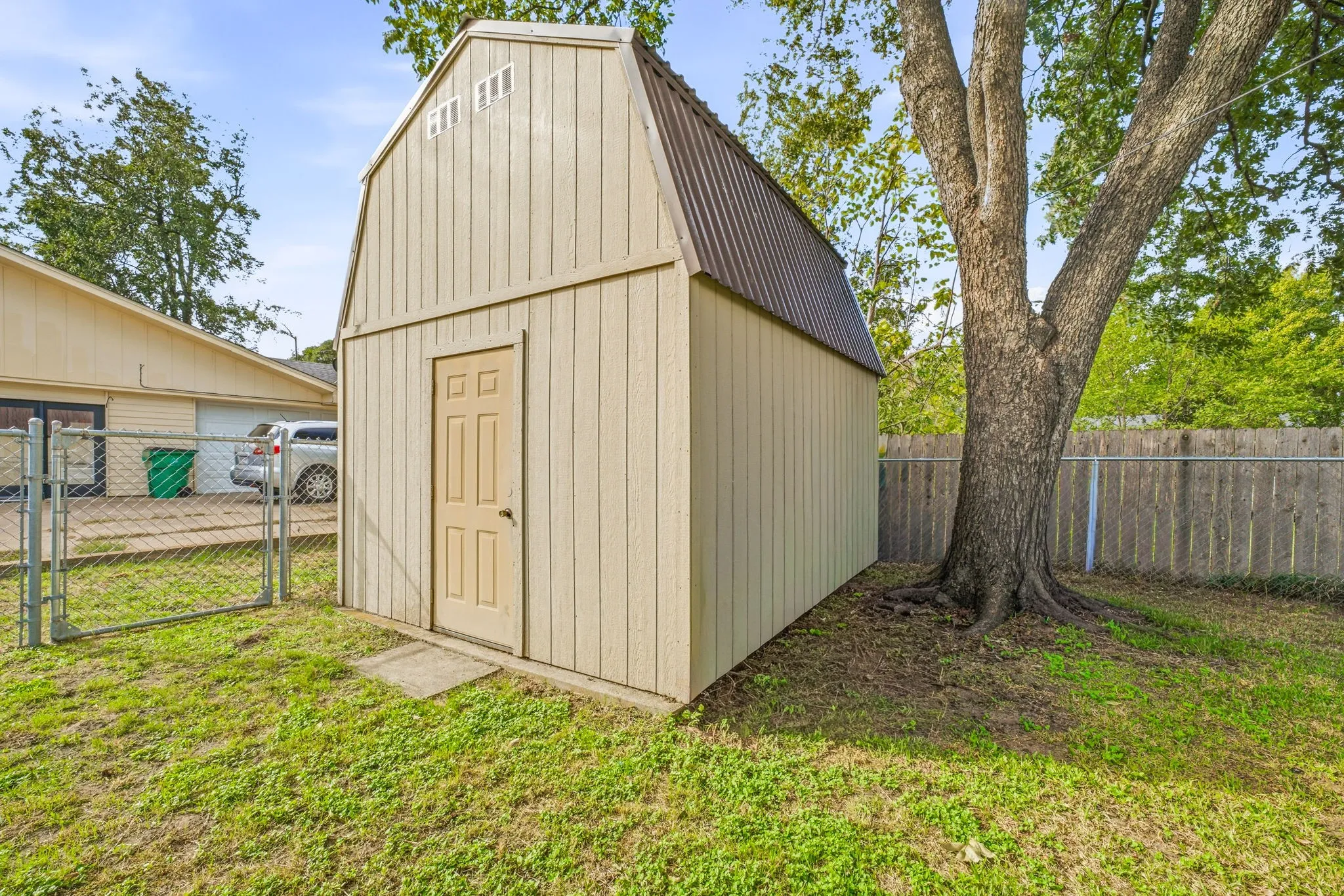 Single Family Residence For Sale in Erath County , 2190 N Woodland Street, Stephenville, Texas 76401, 3 Bedroom, 2 Bathroom, 2 Garage spaces, 1,870 Sqft, built in 1960, mls#21410336, Real Estate Agent in Stephenville, Homes For Sale in Erath county, Homes For Sale in Stephenville, Realtor in Stephenville Texas, Real Estate Brokerage Independent Realty Texas, Luminita Cordes Realtor