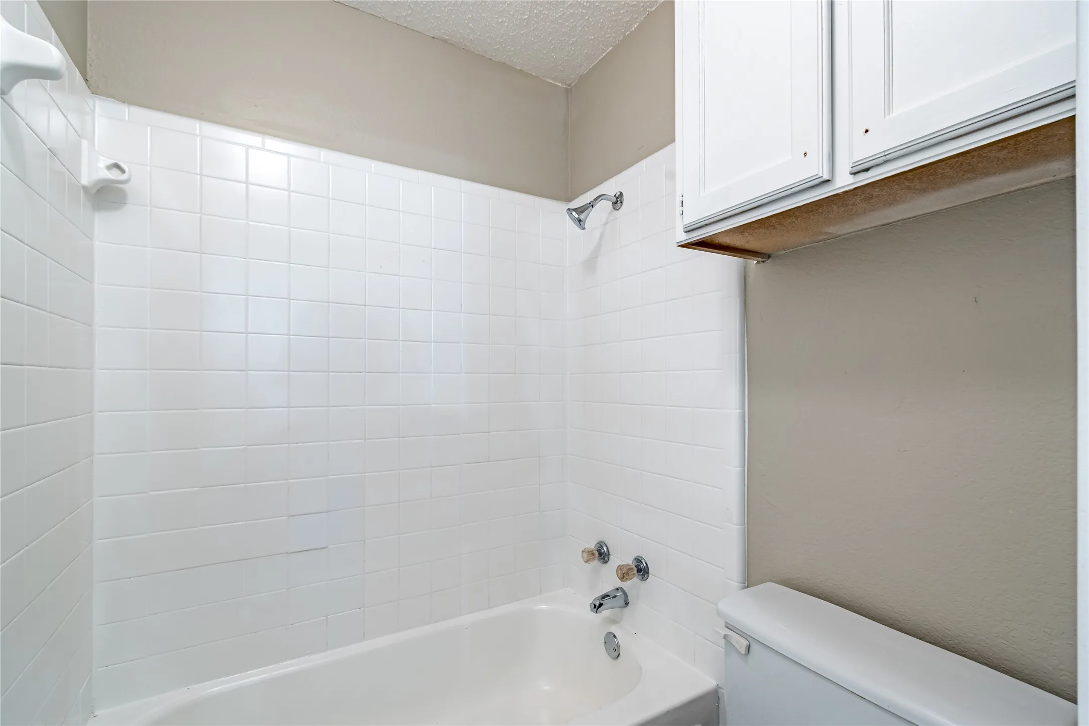 Quadruplex For Rent in Tarrant County , 808 Treadwell Court A, Hurst, Texas 76053, 2 Bedroom, 3 Bathroom, Garage spaces, 1,056 Sqft, built in 1985, mls#21410399, Real Estate Agent in Hurst, Homes For Rent in Tarrant county, Homes For Rent in Hurst, Realtor in Hurst Texas, Real Estate Brokerage Independent Realty Texas, Luminita Cordes Realtor