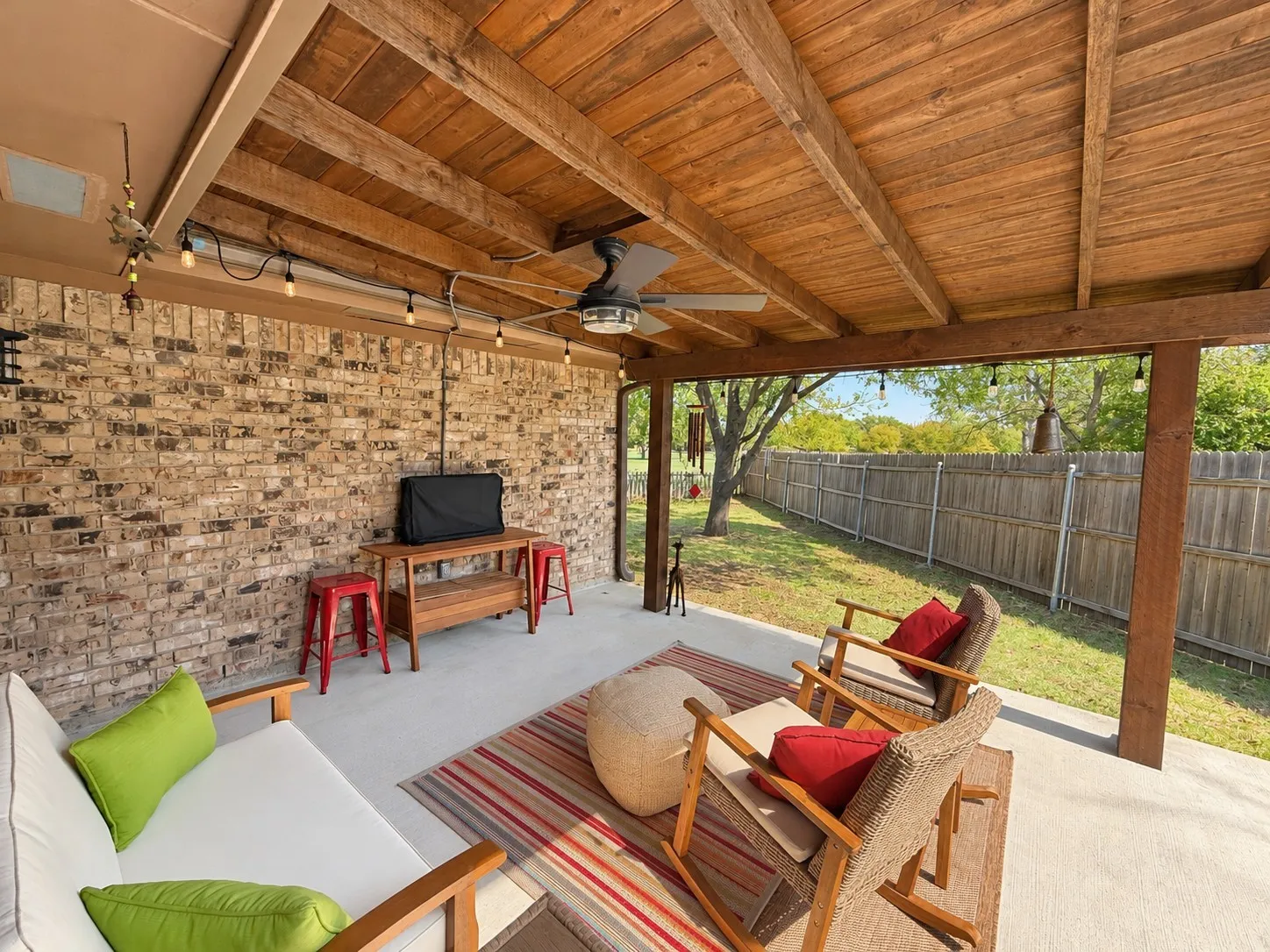Single Family Residence For Sale in Denton County , 929 Reno Street, Lewisville, Texas 75077, 4 Bedroom, 2 Bathroom, 2 Garage spaces, 1,740 Sqft, built in 1981, mls#21409662, Real Estate Agent in Lewisville, Homes For Sale in Denton county, Homes For Sale in Lewisville, Realtor in Lewisville Texas, Real Estate Brokerage Independent Realty Texas, Luminita Cordes Realtor