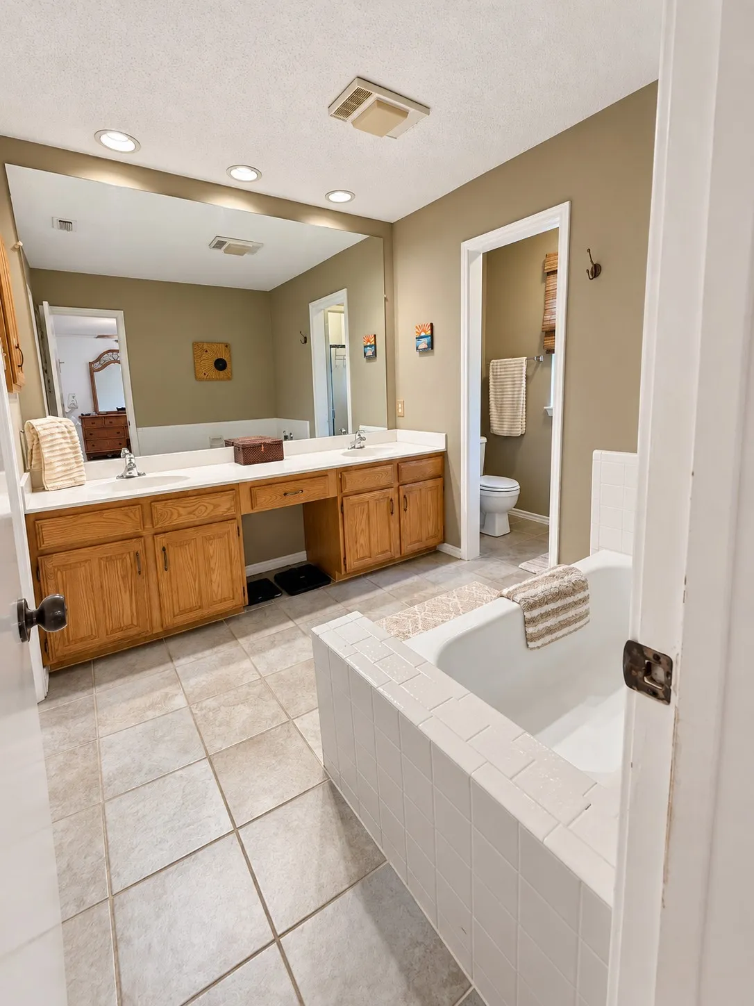 Single Family Residence For Sale in Denton County , 929 Reno Street, Lewisville, Texas 75077, 4 Bedroom, 2 Bathroom, 2 Garage spaces, 1,740 Sqft, built in 1981, mls#21409662, Real Estate Agent in Lewisville, Homes For Sale in Denton county, Homes For Sale in Lewisville, Realtor in Lewisville Texas, Real Estate Brokerage Independent Realty Texas, Luminita Cordes Realtor