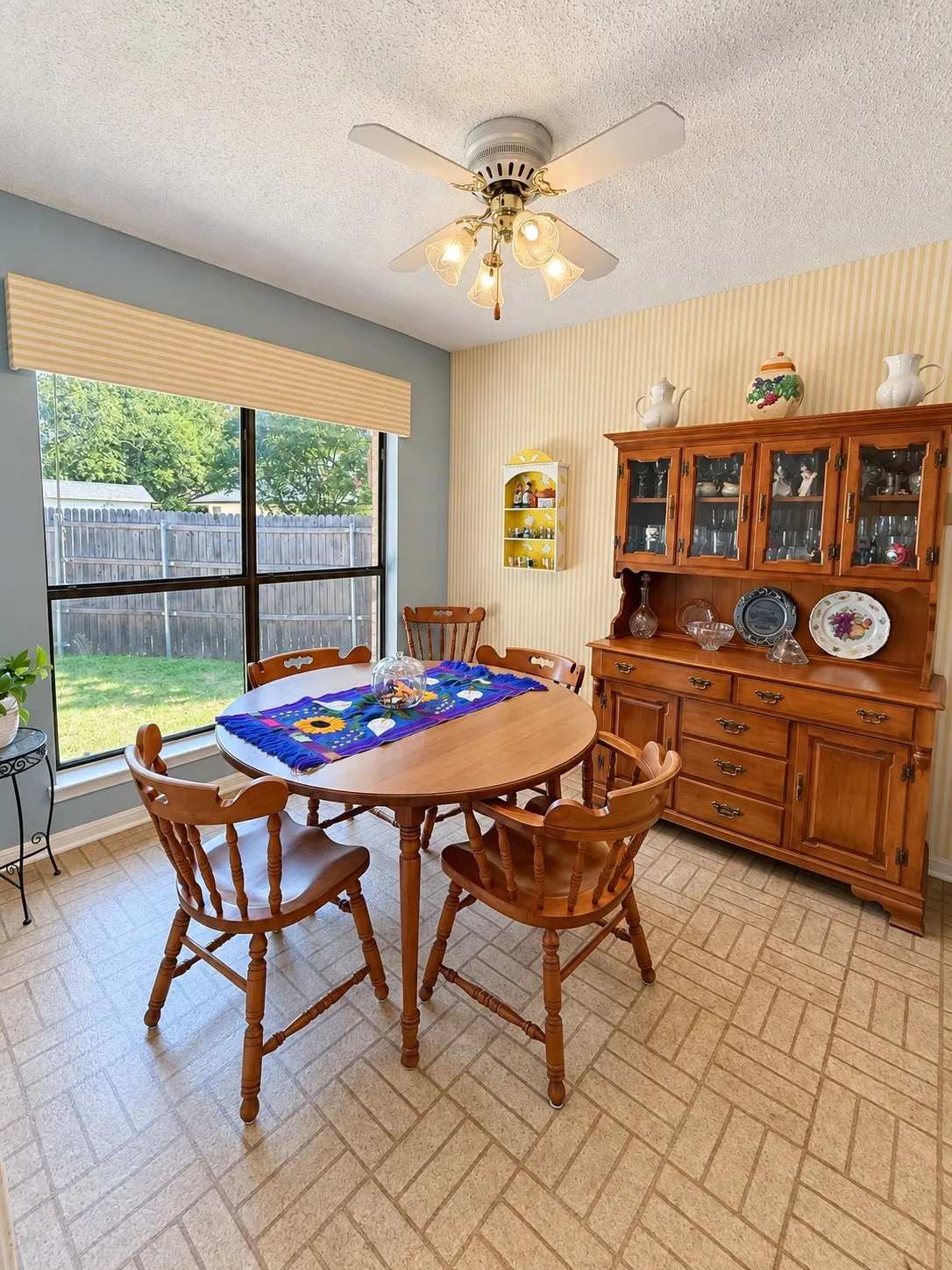 Single Family Residence For Sale in Denton County , 929 Reno Street, Lewisville, Texas 75077, 4 Bedroom, 2 Bathroom, 2 Garage spaces, 1,740 Sqft, built in 1981, mls#21409662, Real Estate Agent in Lewisville, Homes For Sale in Denton county, Homes For Sale in Lewisville, Realtor in Lewisville Texas, Real Estate Brokerage Independent Realty Texas, Luminita Cordes Realtor