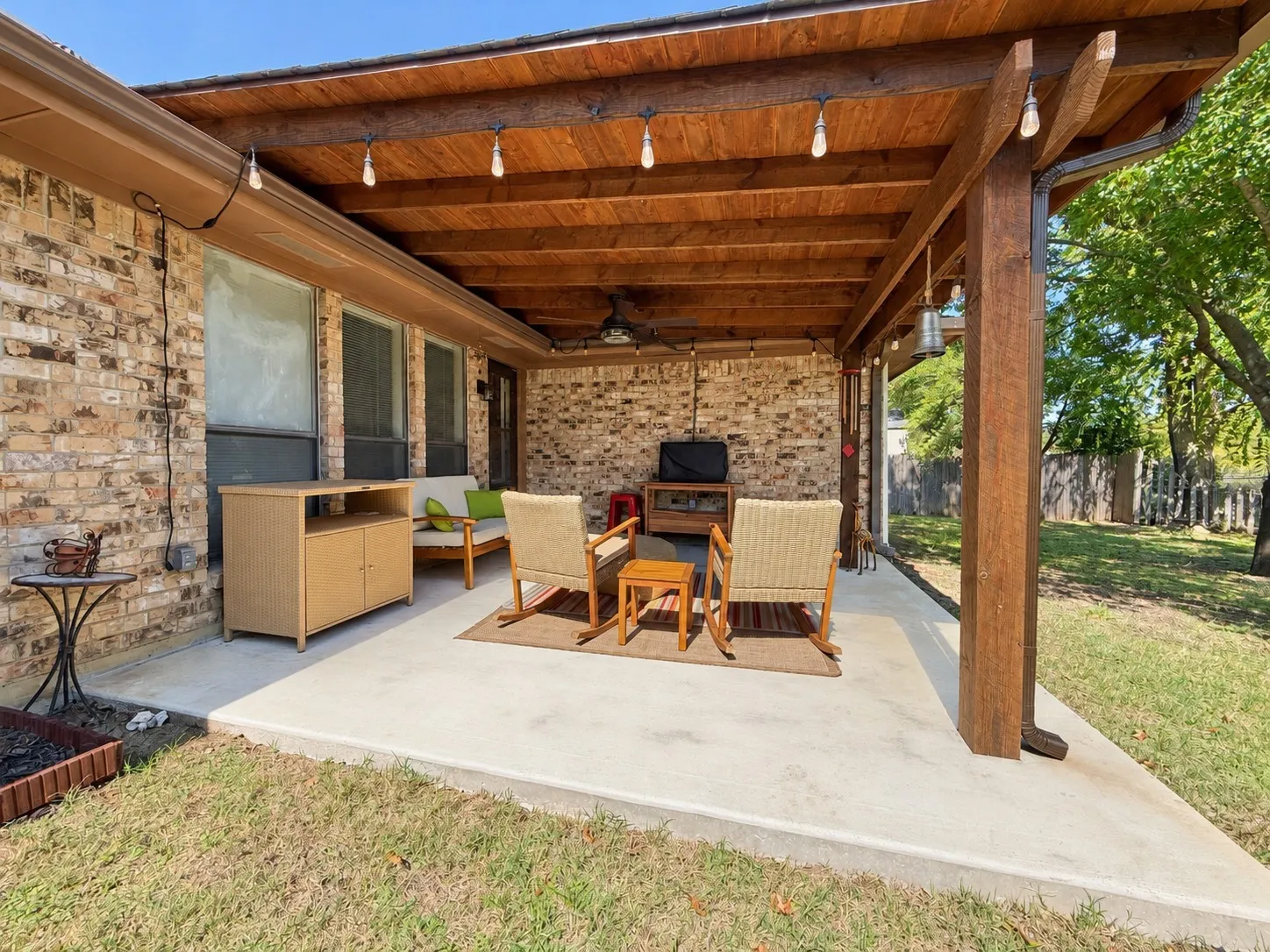 Single Family Residence For Sale in Denton County , 929 Reno Street, Lewisville, Texas 75077, 4 Bedroom, 2 Bathroom, 2 Garage spaces, 1,740 Sqft, built in 1981, mls#21409662, Real Estate Agent in Lewisville, Homes For Sale in Denton county, Homes For Sale in Lewisville, Realtor in Lewisville Texas, Real Estate Brokerage Independent Realty Texas, Luminita Cordes Realtor