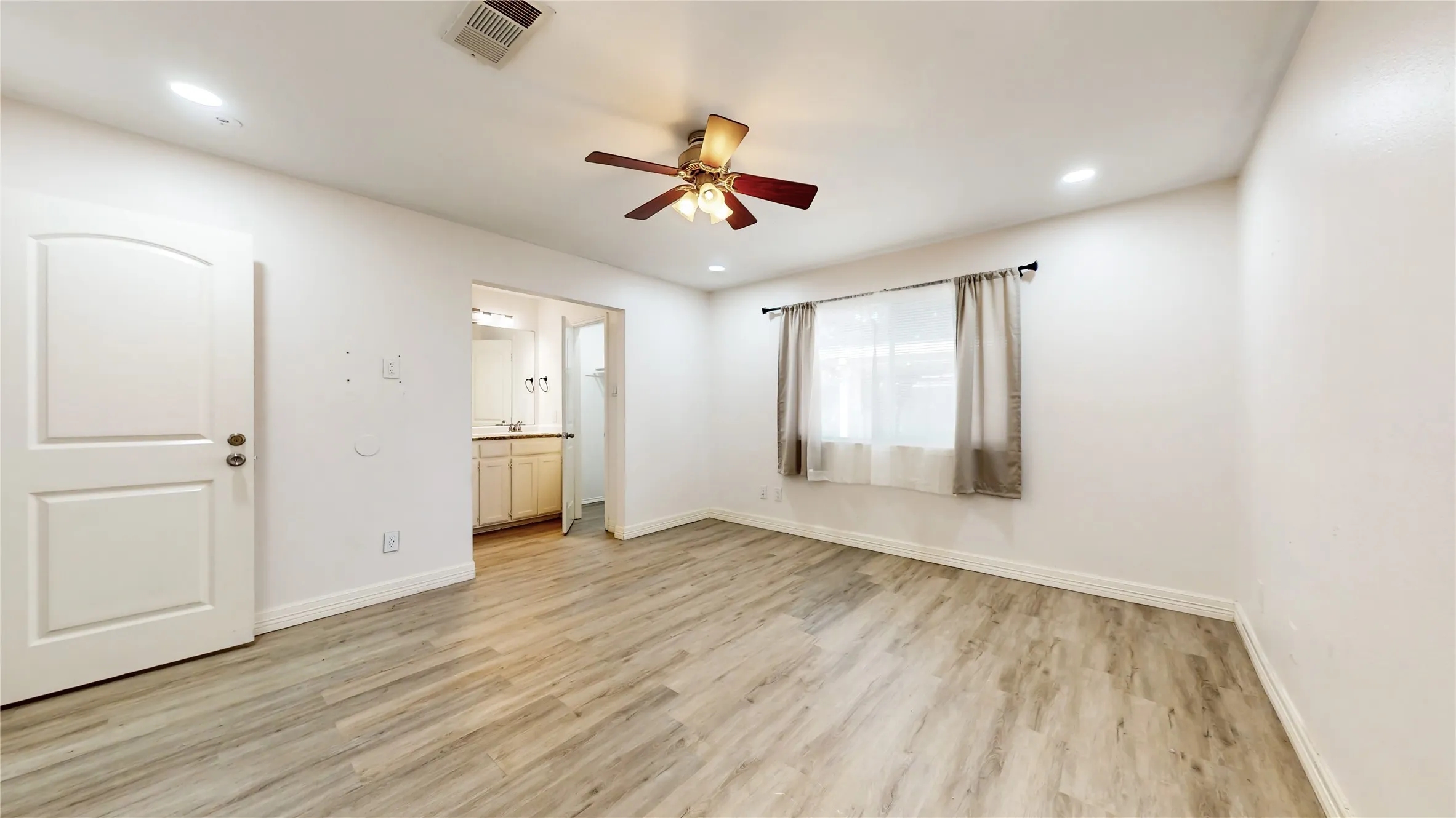 Single Family Residence For Sale in Tarrant County , 1402 Calais Court, Euless, Texas 76040, 3 Bedroom, 2 Bathroom, 2 Garage spaces, 1,501 Sqft, built in 1996, mls#21409069, Real Estate Agent in Euless, Homes For Sale in Tarrant county, Homes For Sale in Euless, Realtor in Euless Texas, Real Estate Brokerage Independent Realty Texas, Luminita Cordes Realtor