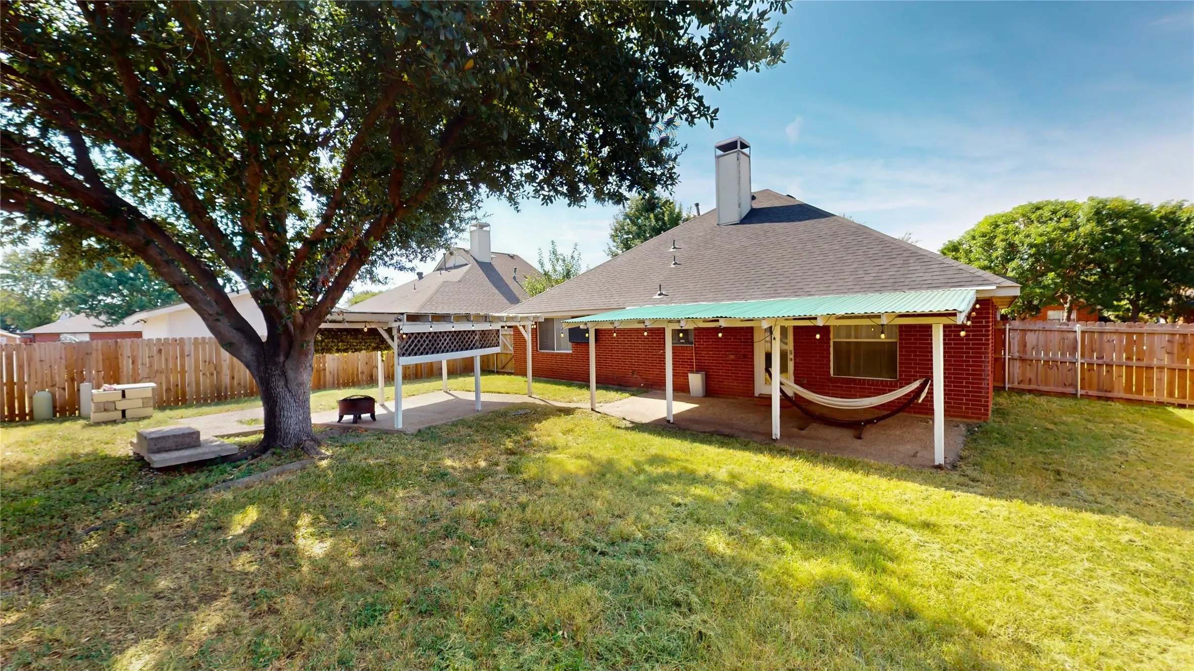 Single Family Residence For Sale in Tarrant County , 1402 Calais Court, Euless, Texas 76040, 3 Bedroom, 2 Bathroom, 2 Garage spaces, 1,501 Sqft, built in 1996, mls#21409069, Real Estate Agent in Euless, Homes For Sale in Tarrant county, Homes For Sale in Euless, Realtor in Euless Texas, Real Estate Brokerage Independent Realty Texas, Luminita Cordes Realtor