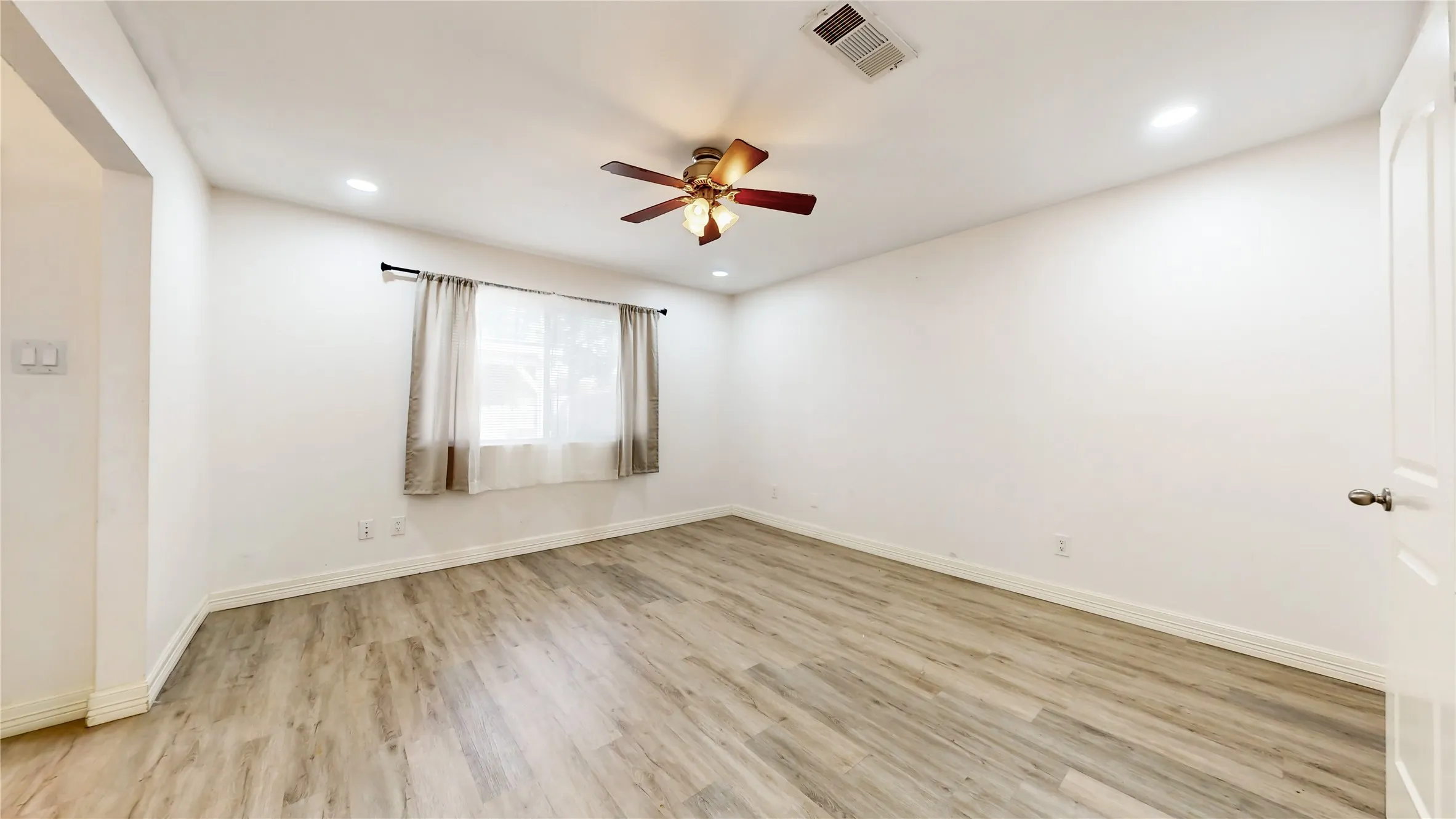 Single Family Residence For Sale in Tarrant County , 1402 Calais Court, Euless, Texas 76040, 3 Bedroom, 2 Bathroom, 2 Garage spaces, 1,501 Sqft, built in 1996, mls#21409069, Real Estate Agent in Euless, Homes For Sale in Tarrant county, Homes For Sale in Euless, Realtor in Euless Texas, Real Estate Brokerage Independent Realty Texas, Luminita Cordes Realtor