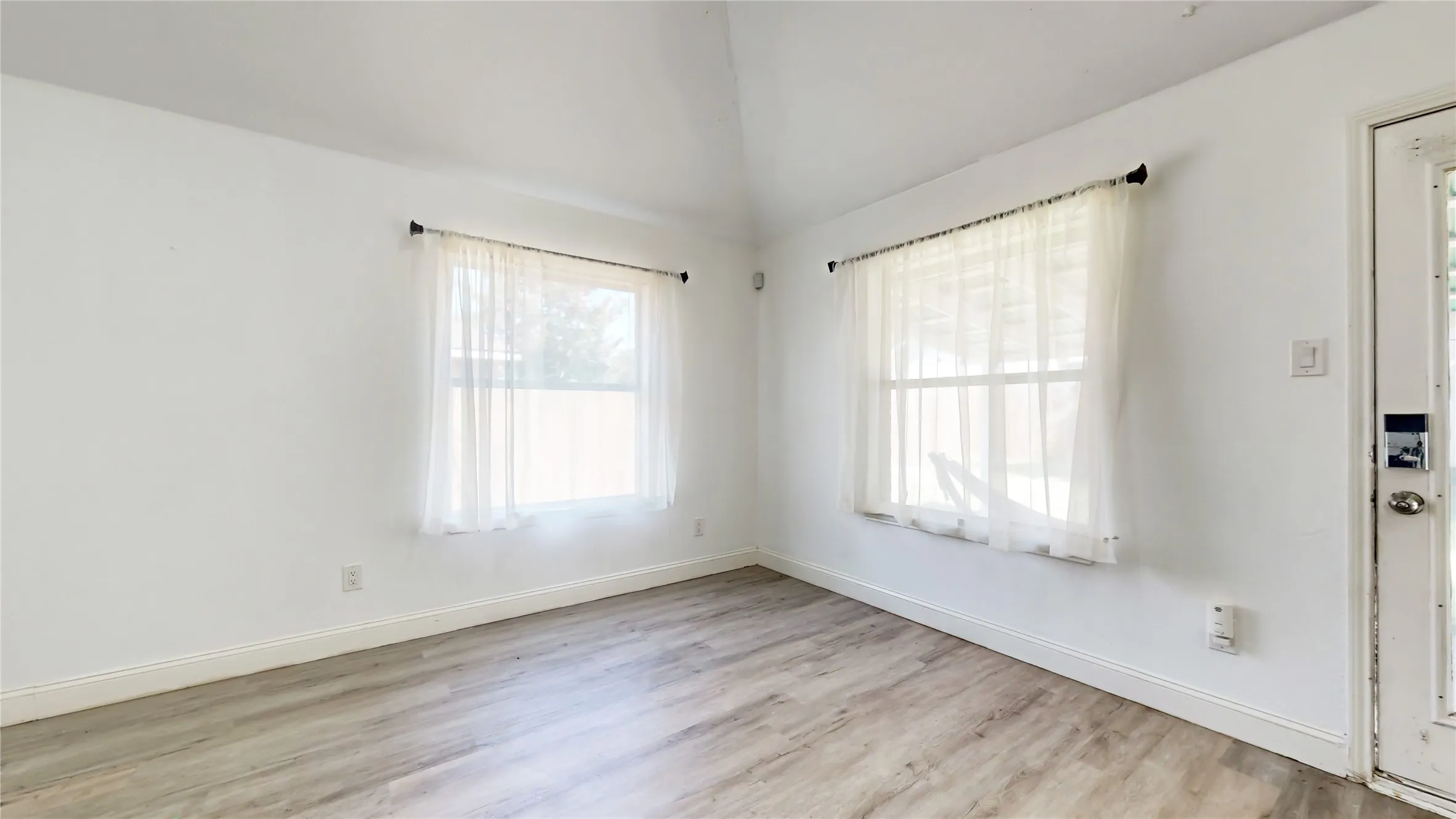 Single Family Residence For Sale in Tarrant County , 1402 Calais Court, Euless, Texas 76040, 3 Bedroom, 2 Bathroom, 2 Garage spaces, 1,501 Sqft, built in 1996, mls#21409069, Real Estate Agent in Euless, Homes For Sale in Tarrant county, Homes For Sale in Euless, Realtor in Euless Texas, Real Estate Brokerage Independent Realty Texas, Luminita Cordes Realtor