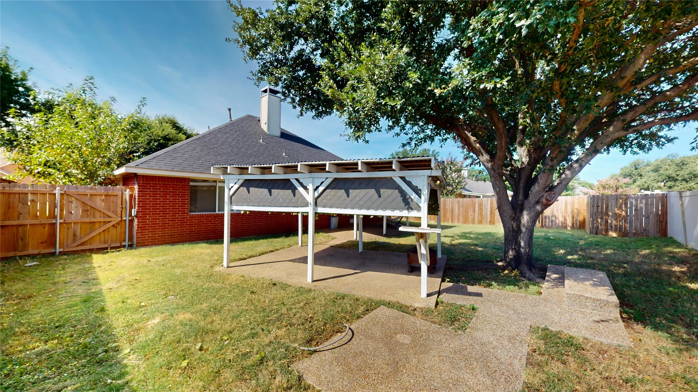Single Family Residence For Sale in Tarrant County , 1402 Calais Court, Euless, Texas 76040, 3 Bedroom, 2 Bathroom, 2 Garage spaces, 1,501 Sqft, built in 1996, mls#21409069, Real Estate Agent in Euless, Homes For Sale in Tarrant county, Homes For Sale in Euless, Realtor in Euless Texas, Real Estate Brokerage Independent Realty Texas, Luminita Cordes Realtor