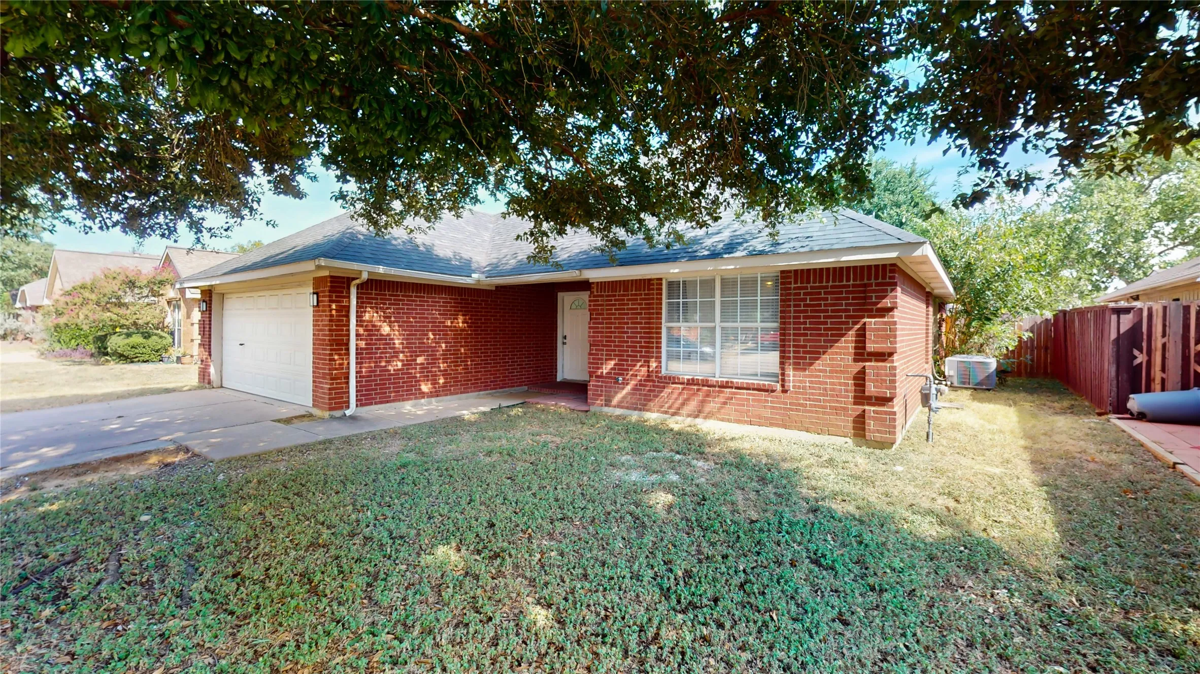 Single Family Residence For Sale in Tarrant County , 1402 Calais Court, Euless, Texas 76040, 3 Bedroom, 2 Bathroom, 2 Garage spaces, 1,501 Sqft, built in 1996, mls#21409069, Real Estate Agent in Euless, Homes For Sale in Tarrant county, Homes For Sale in Euless, Realtor in Euless Texas, Real Estate Brokerage Independent Realty Texas, Luminita Cordes Realtor