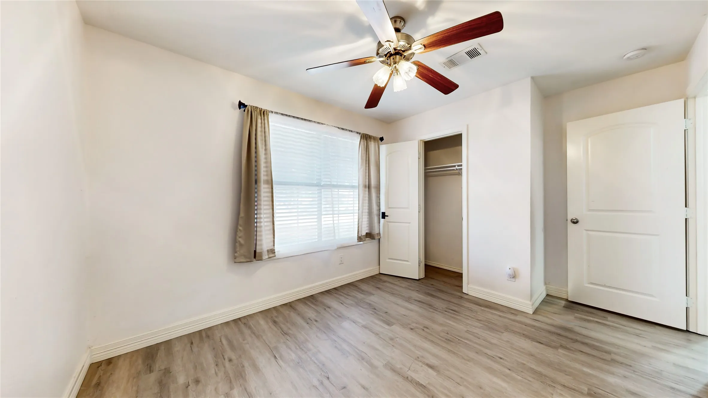 Single Family Residence For Sale in Tarrant County , 1402 Calais Court, Euless, Texas 76040, 3 Bedroom, 2 Bathroom, 2 Garage spaces, 1,501 Sqft, built in 1996, mls#21409069, Real Estate Agent in Euless, Homes For Sale in Tarrant county, Homes For Sale in Euless, Realtor in Euless Texas, Real Estate Brokerage Independent Realty Texas, Luminita Cordes Realtor