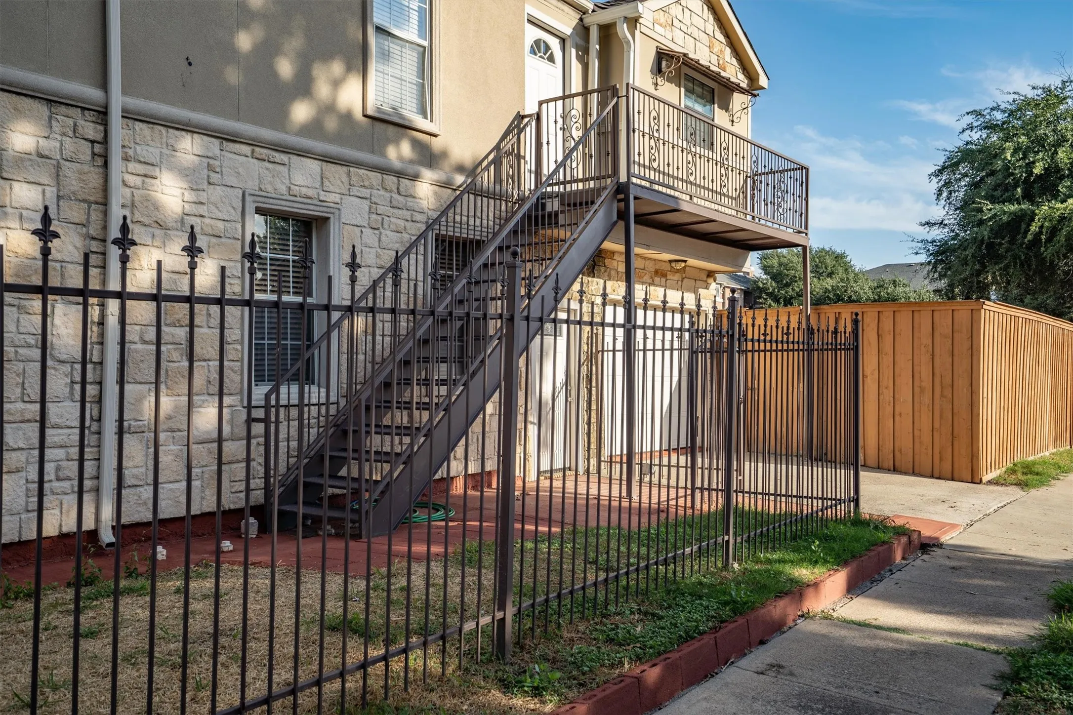 Single Family Residence For Sale in Dallas County , 2100 Caddo Street, Dallas, Texas 75204, 5 Bedroom, 5 Bathroom, 3 Garage spaces, 3,256 Sqft, built in 1940, mls#21410381, Real Estate Agent in Dallas, Homes For Sale in Dallas county, Homes For Sale in Dallas, Realtor in Dallas Texas, Real Estate Brokerage Independent Realty Texas, Luminita Cordes Realtor