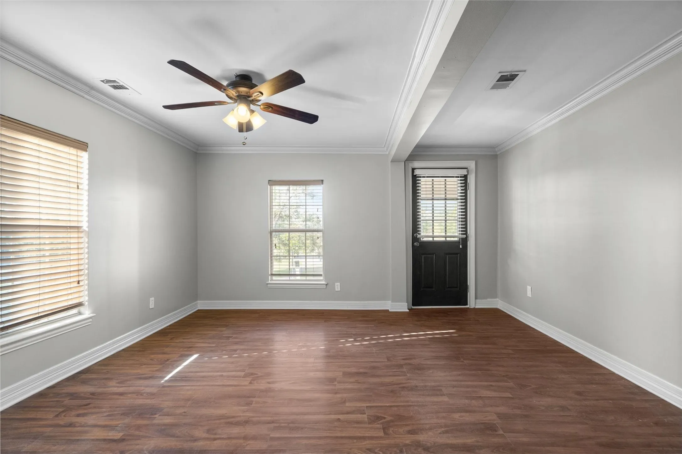 Single Family Residence For Sale in Dallas County , 2100 Caddo Street, Dallas, Texas 75204, 5 Bedroom, 5 Bathroom, 3 Garage spaces, 3,256 Sqft, built in 1940, mls#21410381, Real Estate Agent in Dallas, Homes For Sale in Dallas county, Homes For Sale in Dallas, Realtor in Dallas Texas, Real Estate Brokerage Independent Realty Texas, Luminita Cordes Realtor