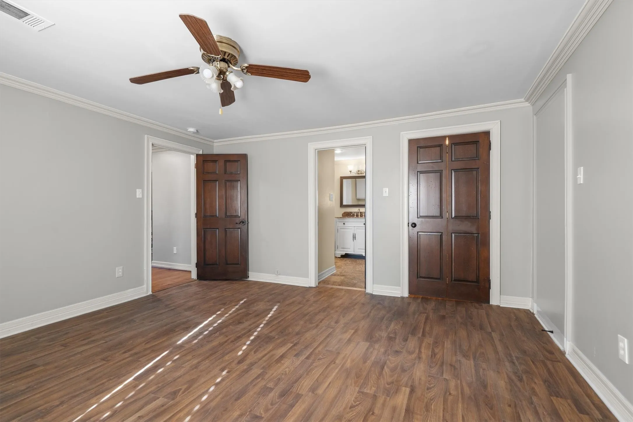 Single Family Residence For Sale in Dallas County , 2100 Caddo Street, Dallas, Texas 75204, 5 Bedroom, 5 Bathroom, 3 Garage spaces, 3,256 Sqft, built in 1940, mls#21410381, Real Estate Agent in Dallas, Homes For Sale in Dallas county, Homes For Sale in Dallas, Realtor in Dallas Texas, Real Estate Brokerage Independent Realty Texas, Luminita Cordes Realtor