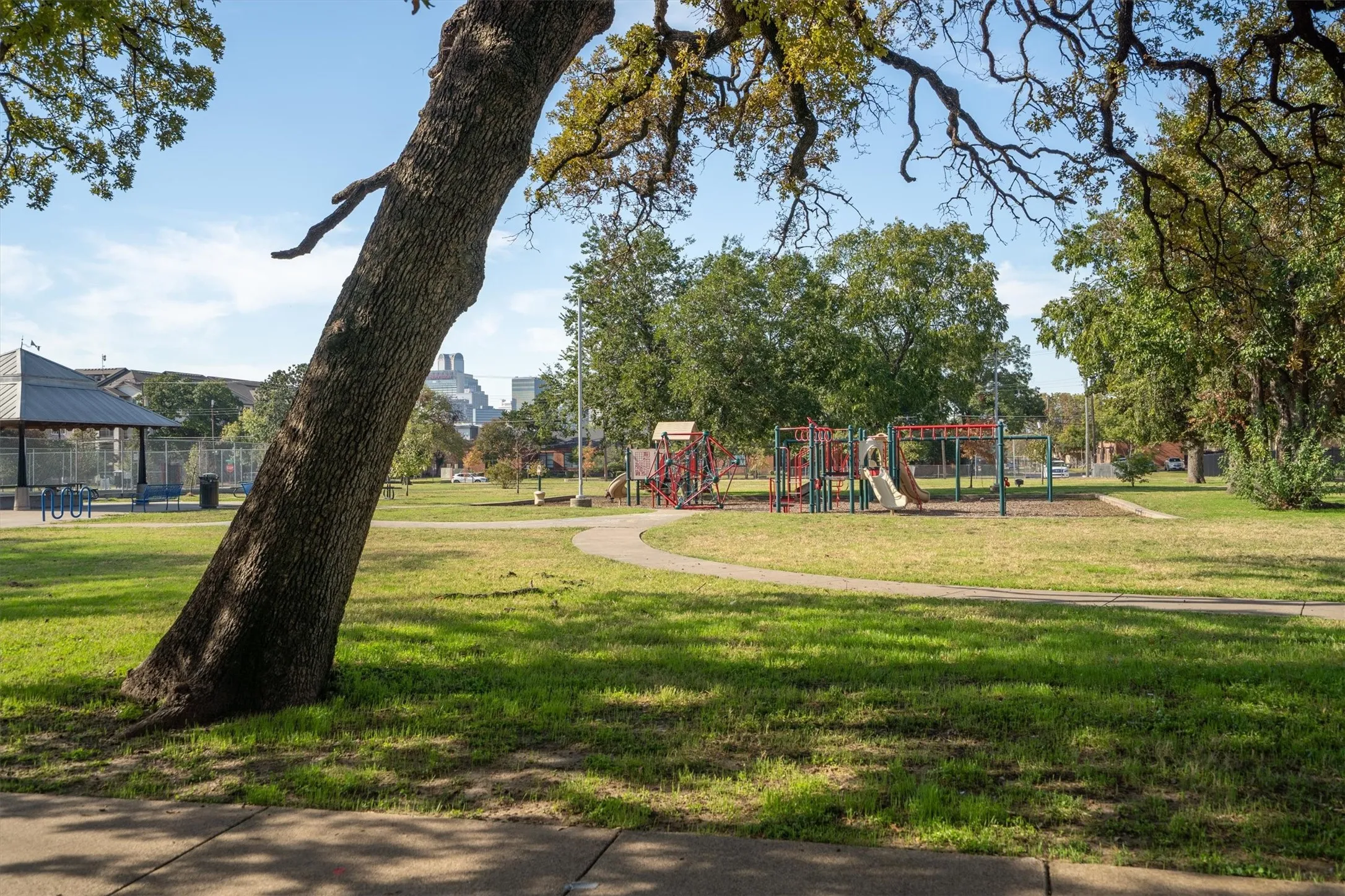 Single Family Residence For Sale in Dallas County , 2100 Caddo Street, Dallas, Texas 75204, 5 Bedroom, 5 Bathroom, 3 Garage spaces, 3,256 Sqft, built in 1940, mls#21410381, Real Estate Agent in Dallas, Homes For Sale in Dallas county, Homes For Sale in Dallas, Realtor in Dallas Texas, Real Estate Brokerage Independent Realty Texas, Luminita Cordes Realtor