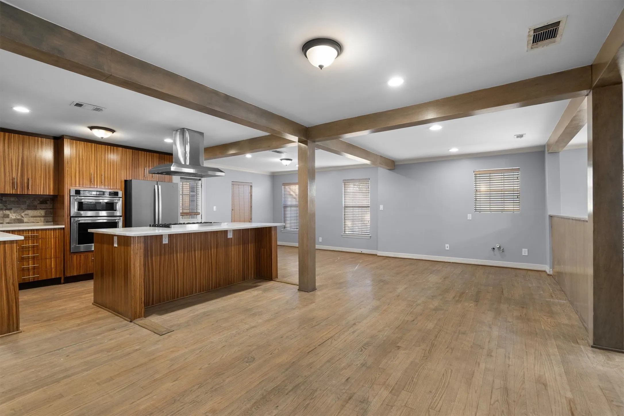 Single Family Residence For Sale in Dallas County , 2100 Caddo Street, Dallas, Texas 75204, 5 Bedroom, 5 Bathroom, 3 Garage spaces, 3,256 Sqft, built in 1940, mls#21410381, Real Estate Agent in Dallas, Homes For Sale in Dallas county, Homes For Sale in Dallas, Realtor in Dallas Texas, Real Estate Brokerage Independent Realty Texas, Luminita Cordes Realtor
