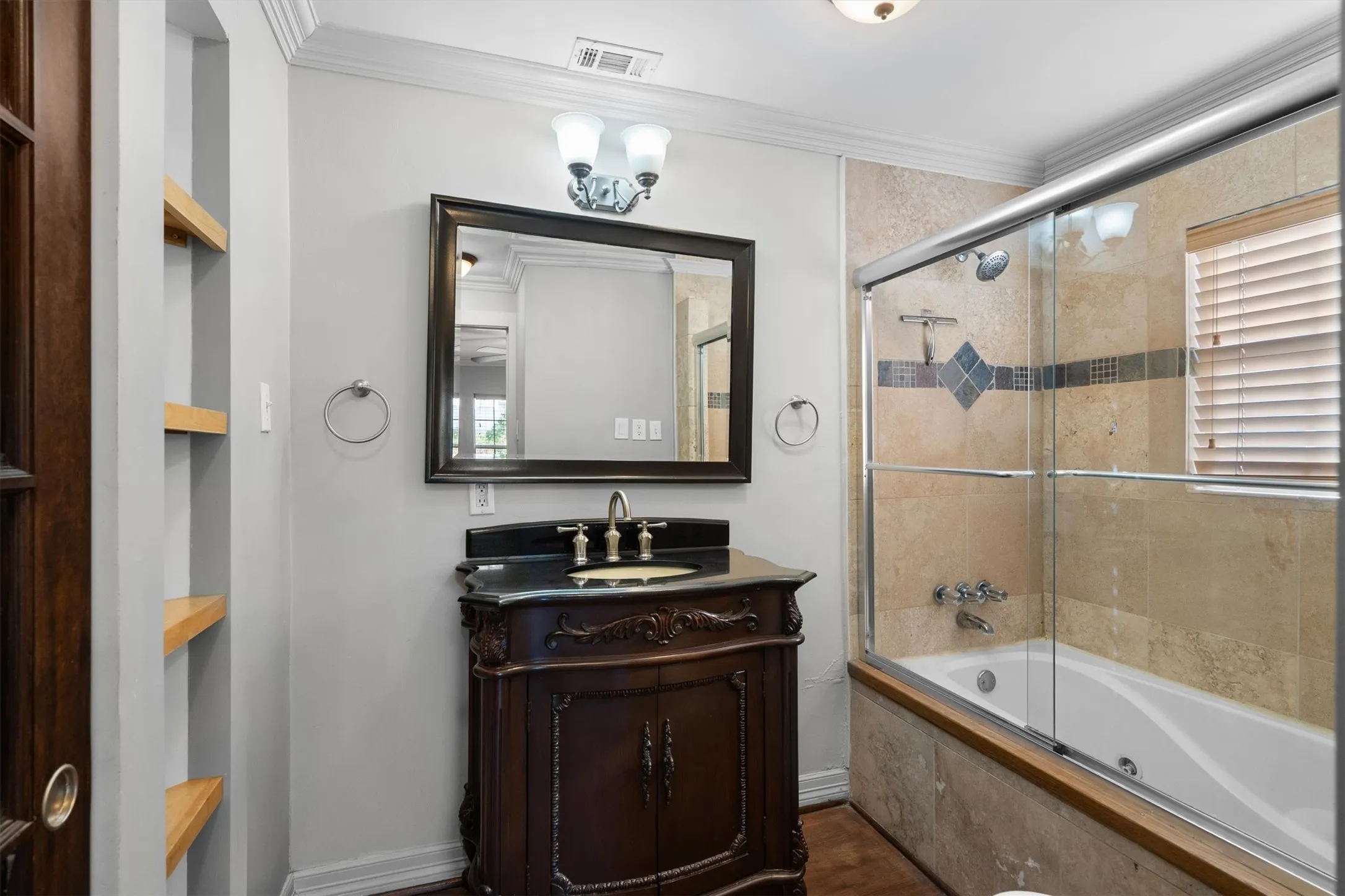Single Family Residence For Sale in Dallas County , 2100 Caddo Street, Dallas, Texas 75204, 5 Bedroom, 5 Bathroom, 3 Garage spaces, 3,256 Sqft, built in 1940, mls#21410381, Real Estate Agent in Dallas, Homes For Sale in Dallas county, Homes For Sale in Dallas, Realtor in Dallas Texas, Real Estate Brokerage Independent Realty Texas, Luminita Cordes Realtor