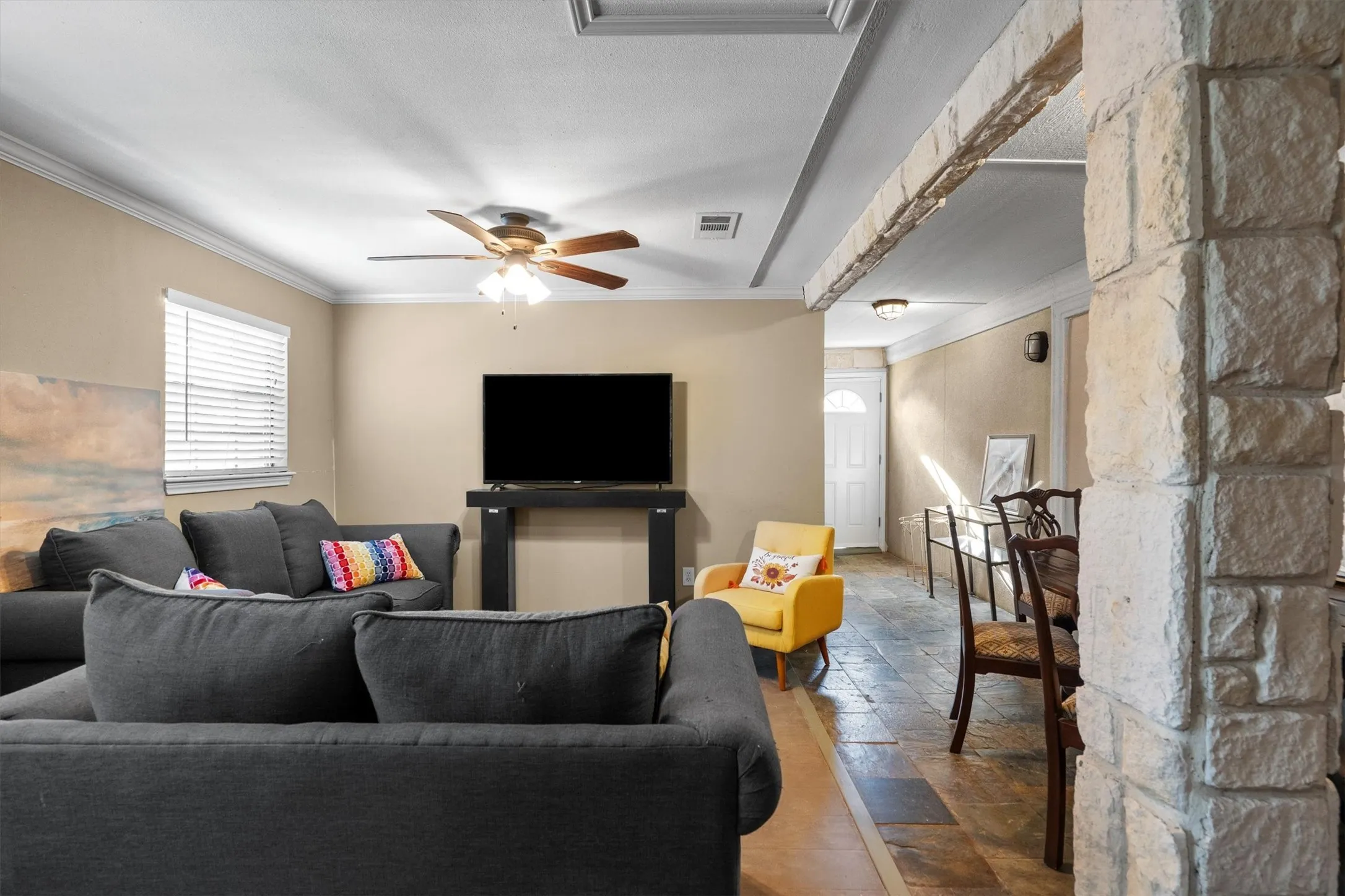 Single Family Residence For Sale in Dallas County , 2100 Caddo Street, Dallas, Texas 75204, 5 Bedroom, 5 Bathroom, 3 Garage spaces, 3,256 Sqft, built in 1940, mls#21410381, Real Estate Agent in Dallas, Homes For Sale in Dallas county, Homes For Sale in Dallas, Realtor in Dallas Texas, Real Estate Brokerage Independent Realty Texas, Luminita Cordes Realtor