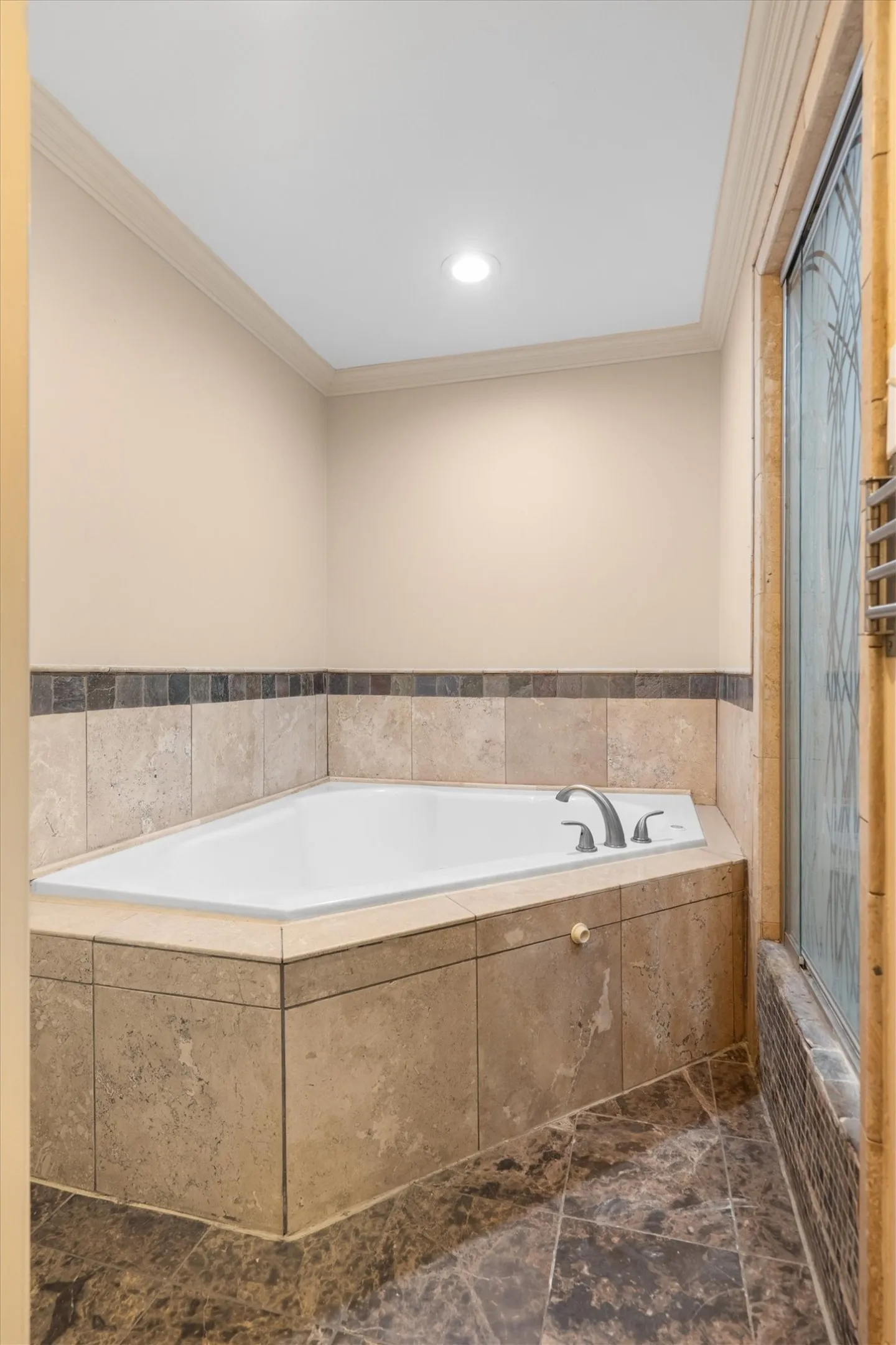 Single Family Residence For Sale in Dallas County , 2100 Caddo Street, Dallas, Texas 75204, 5 Bedroom, 5 Bathroom, 3 Garage spaces, 3,256 Sqft, built in 1940, mls#21410381, Real Estate Agent in Dallas, Homes For Sale in Dallas county, Homes For Sale in Dallas, Realtor in Dallas Texas, Real Estate Brokerage Independent Realty Texas, Luminita Cordes Realtor