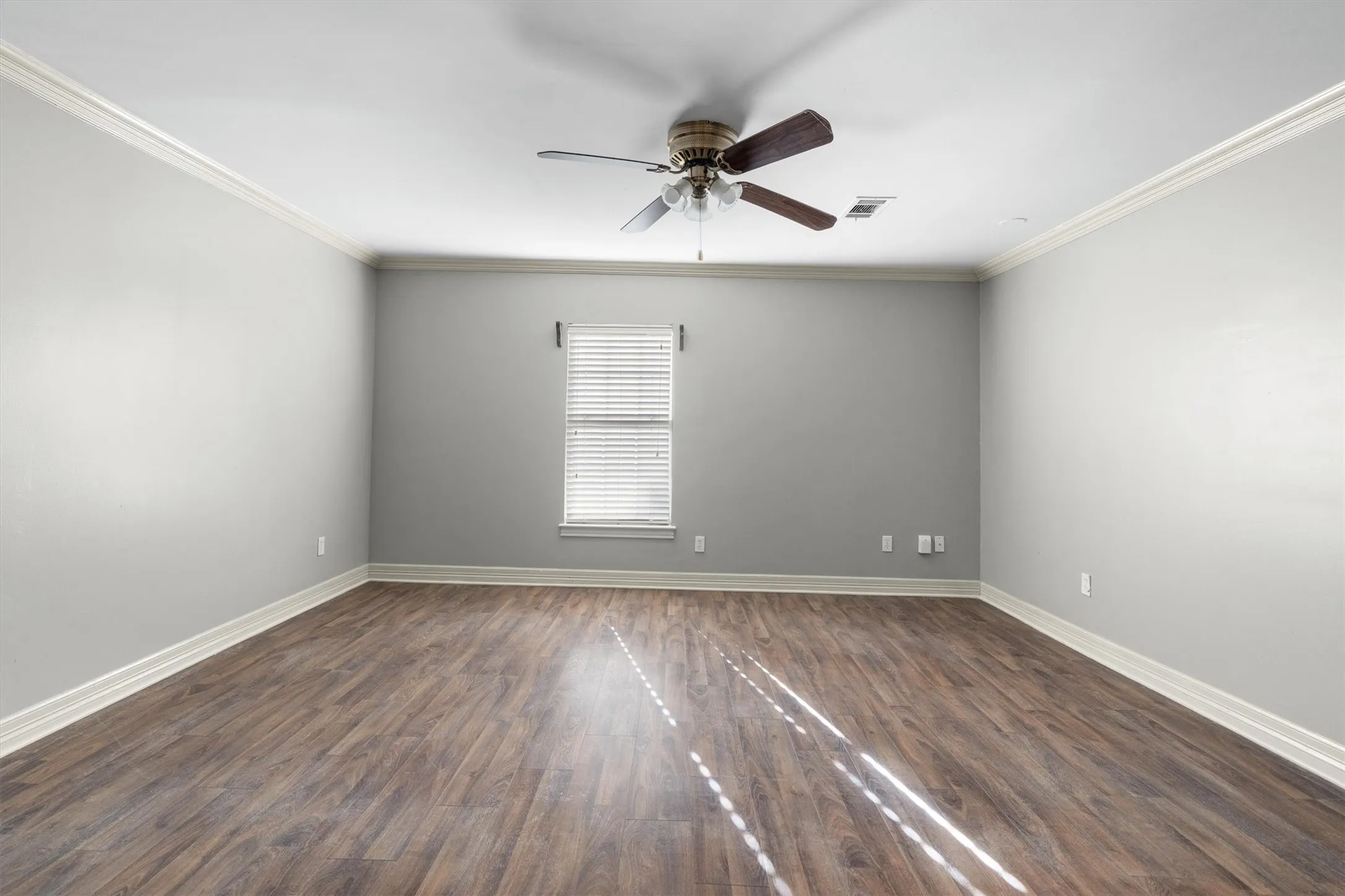 Single Family Residence For Sale in Dallas County , 2100 Caddo Street, Dallas, Texas 75204, 5 Bedroom, 5 Bathroom, 3 Garage spaces, 3,256 Sqft, built in 1940, mls#21410381, Real Estate Agent in Dallas, Homes For Sale in Dallas county, Homes For Sale in Dallas, Realtor in Dallas Texas, Real Estate Brokerage Independent Realty Texas, Luminita Cordes Realtor