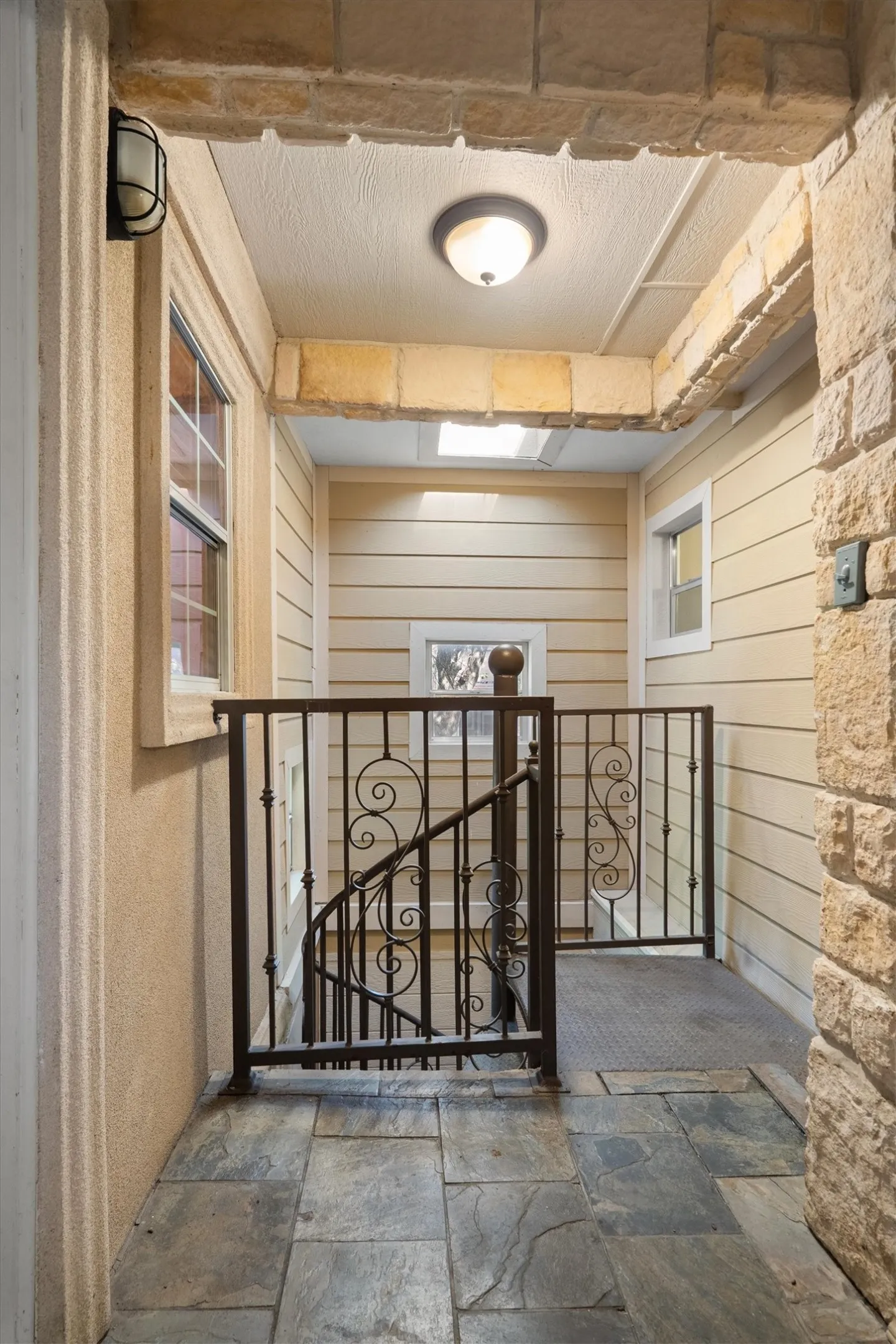 Single Family Residence For Sale in Dallas County , 2100 Caddo Street, Dallas, Texas 75204, 5 Bedroom, 5 Bathroom, 3 Garage spaces, 3,256 Sqft, built in 1940, mls#21410381, Real Estate Agent in Dallas, Homes For Sale in Dallas county, Homes For Sale in Dallas, Realtor in Dallas Texas, Real Estate Brokerage Independent Realty Texas, Luminita Cordes Realtor