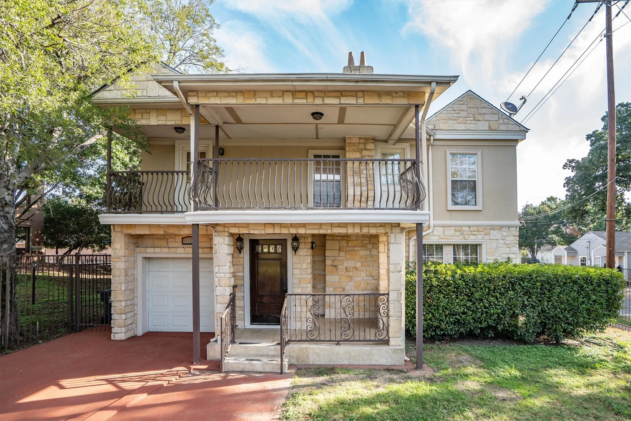 Single Family Residence For Sale in Dallas County , 2100 Caddo Street, Dallas, Texas 75204, 5 Bedroom, 5 Bathroom, 3 Garage spaces, 3,256 Sqft, built in 1940, mls#21410381, Real Estate Agent in Dallas, Homes For Sale in Dallas county, Homes For Sale in Dallas, Realtor in Dallas Texas, Real Estate Brokerage Independent Realty Texas, Luminita Cordes Realtor