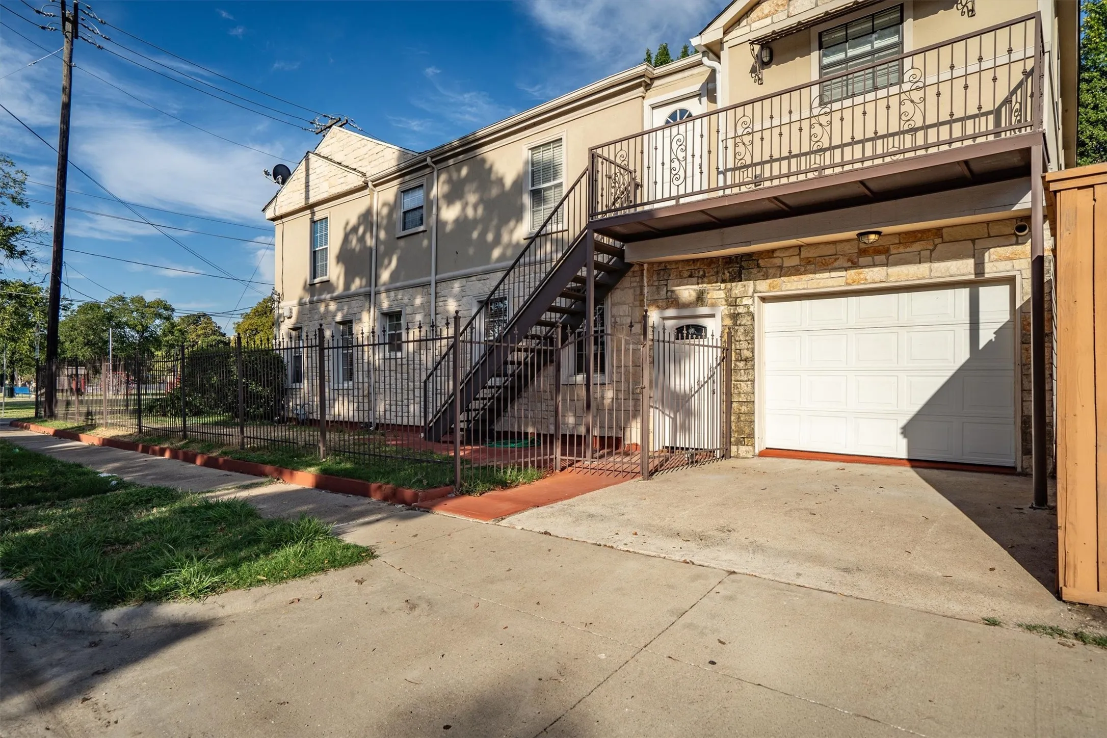Single Family Residence For Sale in Dallas County , 2100 Caddo Street, Dallas, Texas 75204, 5 Bedroom, 5 Bathroom, 3 Garage spaces, 3,256 Sqft, built in 1940, mls#21410381, Real Estate Agent in Dallas, Homes For Sale in Dallas county, Homes For Sale in Dallas, Realtor in Dallas Texas, Real Estate Brokerage Independent Realty Texas, Luminita Cordes Realtor