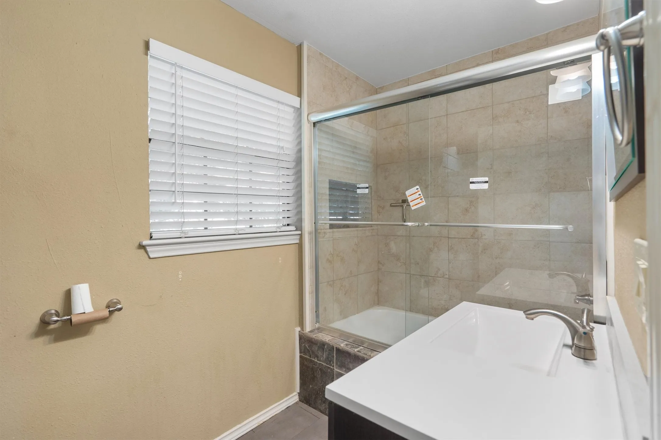 Single Family Residence For Sale in Dallas County , 2100 Caddo Street, Dallas, Texas 75204, 5 Bedroom, 5 Bathroom, 3 Garage spaces, 3,256 Sqft, built in 1940, mls#21410381, Real Estate Agent in Dallas, Homes For Sale in Dallas county, Homes For Sale in Dallas, Realtor in Dallas Texas, Real Estate Brokerage Independent Realty Texas, Luminita Cordes Realtor