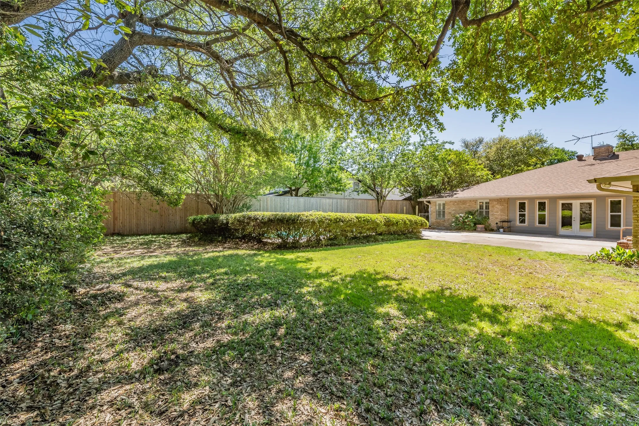 Single Family Residence For Sale in Dallas County , 1718 Timbers Drive, Irving, Texas 75061, 5 Bedroom, 3 Bathroom, 3 Garage spaces, 3,233 Sqft, built in 1965, mls#21410416, Real Estate Agent in Irving, Homes For Sale in Dallas county, Homes For Sale in Irving, Realtor in Irving Texas, Real Estate Brokerage Independent Realty Texas, Luminita Cordes Realtor