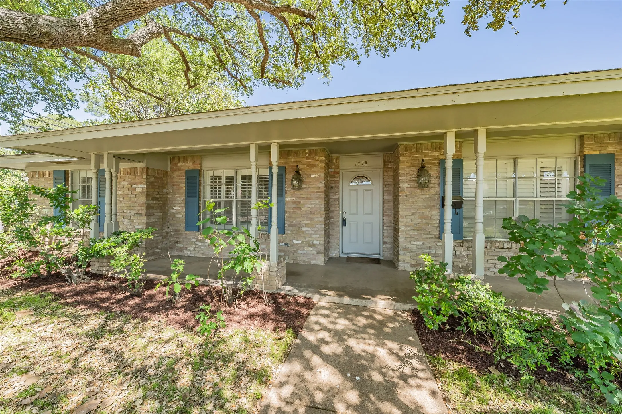 Single Family Residence For Sale in Dallas County , 1718 Timbers Drive, Irving, Texas 75061, 5 Bedroom, 3 Bathroom, 3 Garage spaces, 3,233 Sqft, built in 1965, mls#21410416, Real Estate Agent in Irving, Homes For Sale in Dallas county, Homes For Sale in Irving, Realtor in Irving Texas, Real Estate Brokerage Independent Realty Texas, Luminita Cordes Realtor