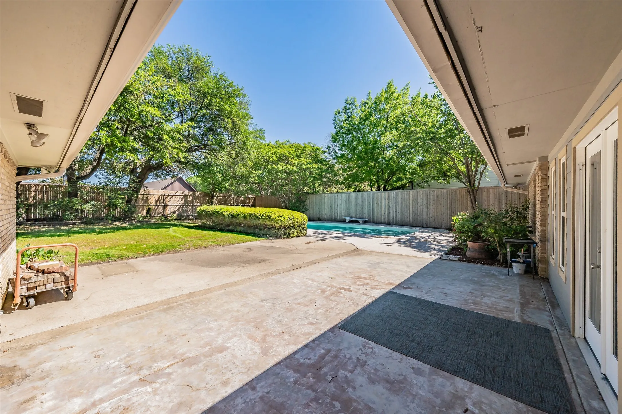 Single Family Residence For Sale in Dallas County , 1718 Timbers Drive, Irving, Texas 75061, 5 Bedroom, 3 Bathroom, 3 Garage spaces, 3,233 Sqft, built in 1965, mls#21410416, Real Estate Agent in Irving, Homes For Sale in Dallas county, Homes For Sale in Irving, Realtor in Irving Texas, Real Estate Brokerage Independent Realty Texas, Luminita Cordes Realtor