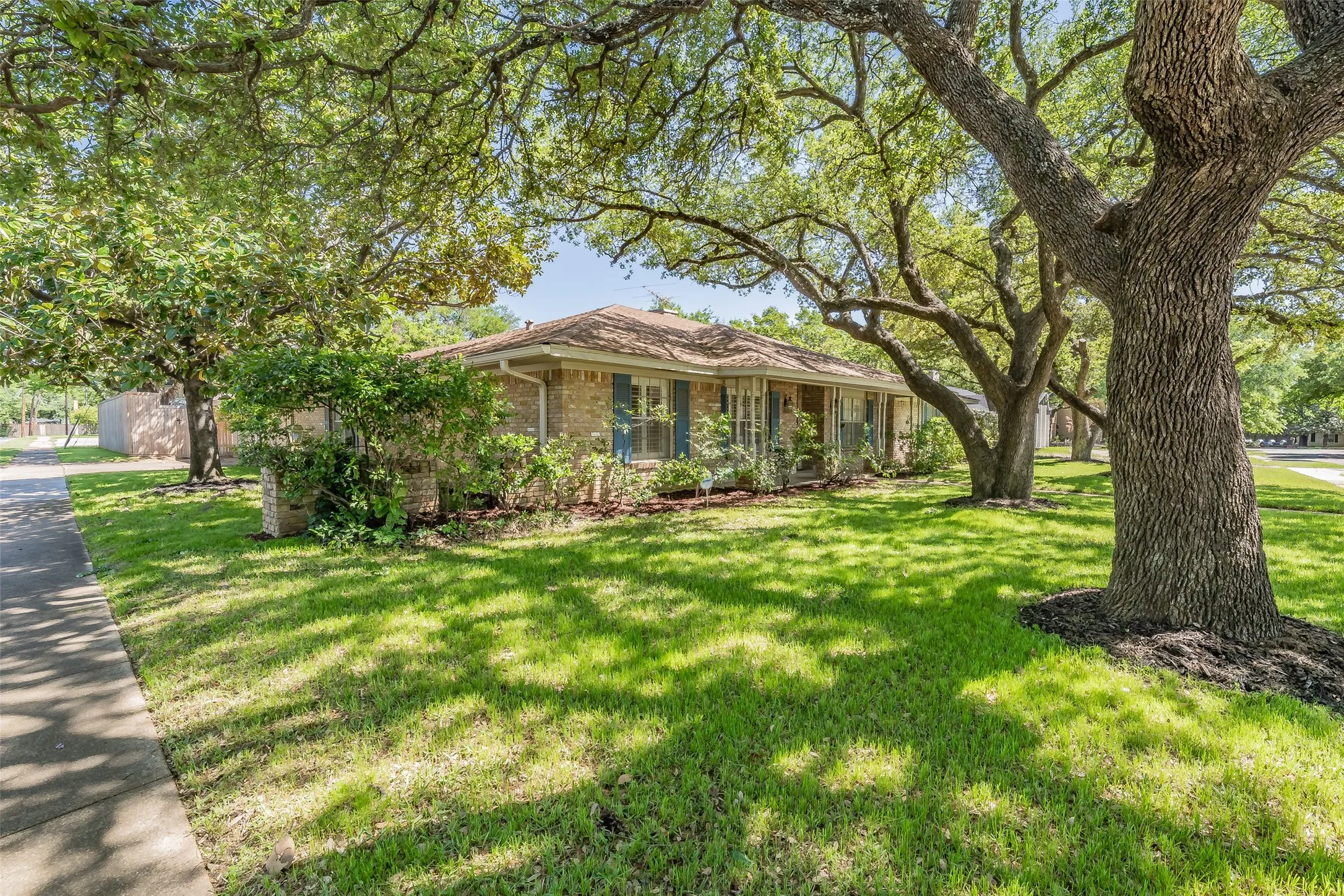 Single Family Residence For Sale in Dallas County , 1718 Timbers Drive, Irving, Texas 75061, 5 Bedroom, 3 Bathroom, 3 Garage spaces, 3,233 Sqft, built in 1965, mls#21410416, Real Estate Agent in Irving, Homes For Sale in Dallas county, Homes For Sale in Irving, Realtor in Irving Texas, Real Estate Brokerage Independent Realty Texas, Luminita Cordes Realtor