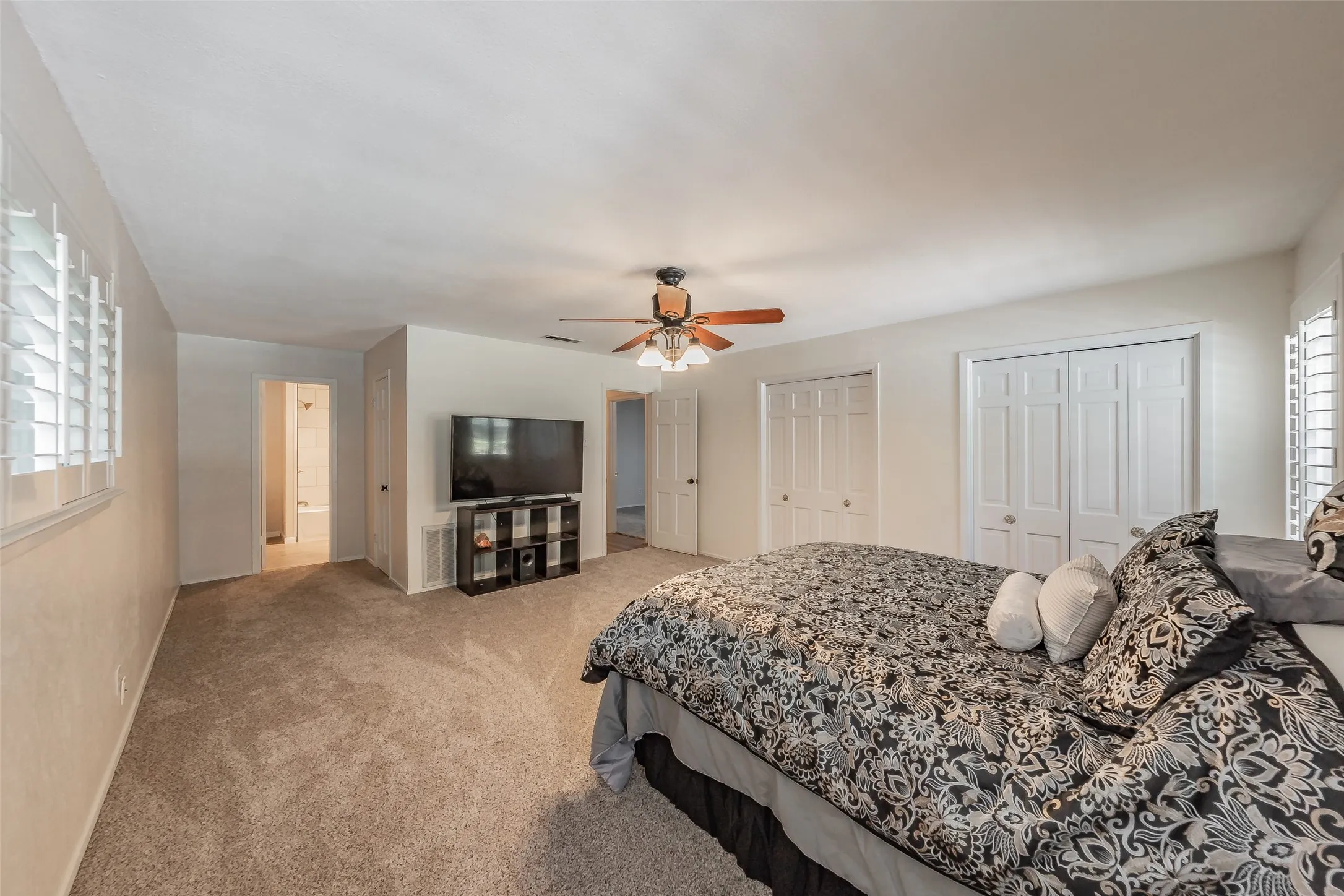 Single Family Residence For Sale in Dallas County , 1718 Timbers Drive, Irving, Texas 75061, 5 Bedroom, 3 Bathroom, 3 Garage spaces, 3,233 Sqft, built in 1965, mls#21410416, Real Estate Agent in Irving, Homes For Sale in Dallas county, Homes For Sale in Irving, Realtor in Irving Texas, Real Estate Brokerage Independent Realty Texas, Luminita Cordes Realtor