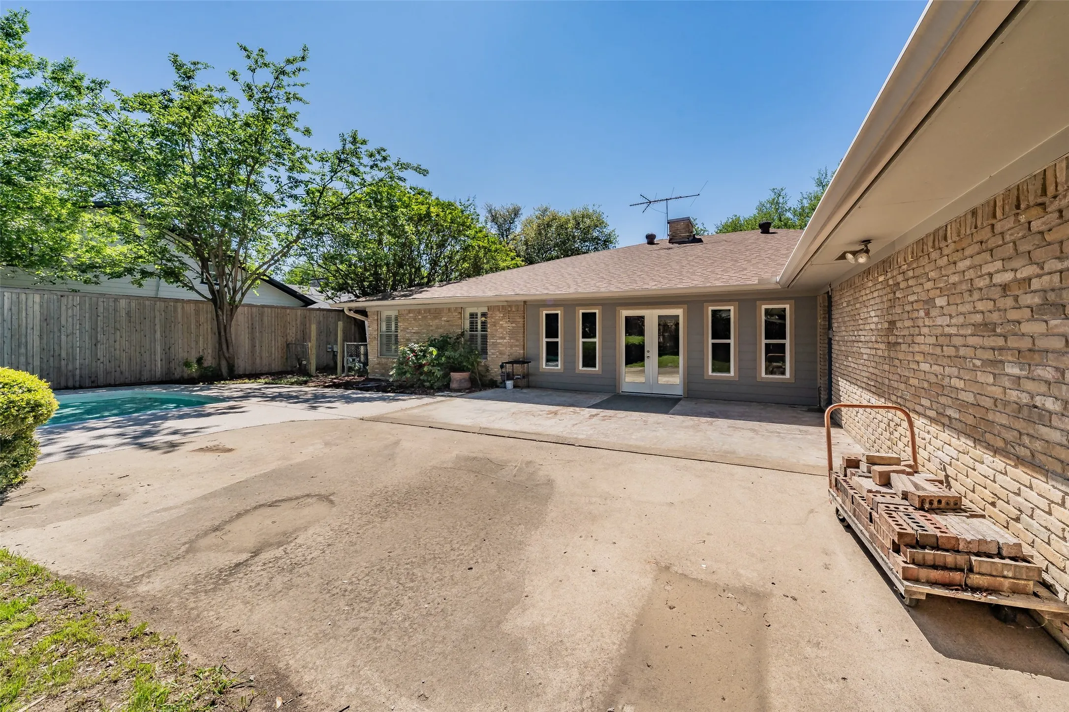 Single Family Residence For Sale in Dallas County , 1718 Timbers Drive, Irving, Texas 75061, 5 Bedroom, 3 Bathroom, 3 Garage spaces, 3,233 Sqft, built in 1965, mls#21410416, Real Estate Agent in Irving, Homes For Sale in Dallas county, Homes For Sale in Irving, Realtor in Irving Texas, Real Estate Brokerage Independent Realty Texas, Luminita Cordes Realtor