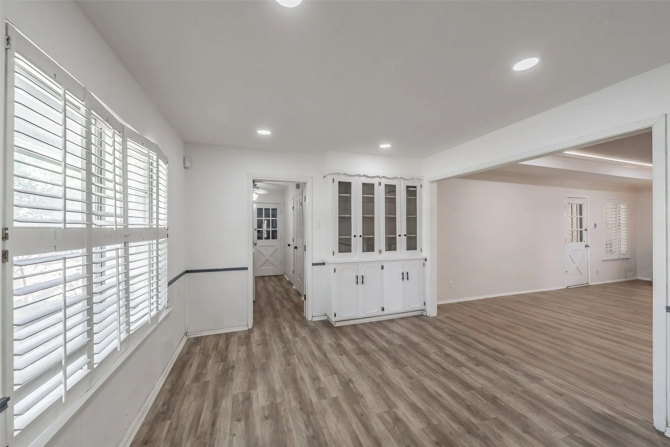 Single Family Residence For Sale in Dallas County , 1718 Timbers Drive, Irving, Texas 75061, 5 Bedroom, 3 Bathroom, 3 Garage spaces, 3,233 Sqft, built in 1965, mls#21410416, Real Estate Agent in Irving, Homes For Sale in Dallas county, Homes For Sale in Irving, Realtor in Irving Texas, Real Estate Brokerage Independent Realty Texas, Luminita Cordes Realtor