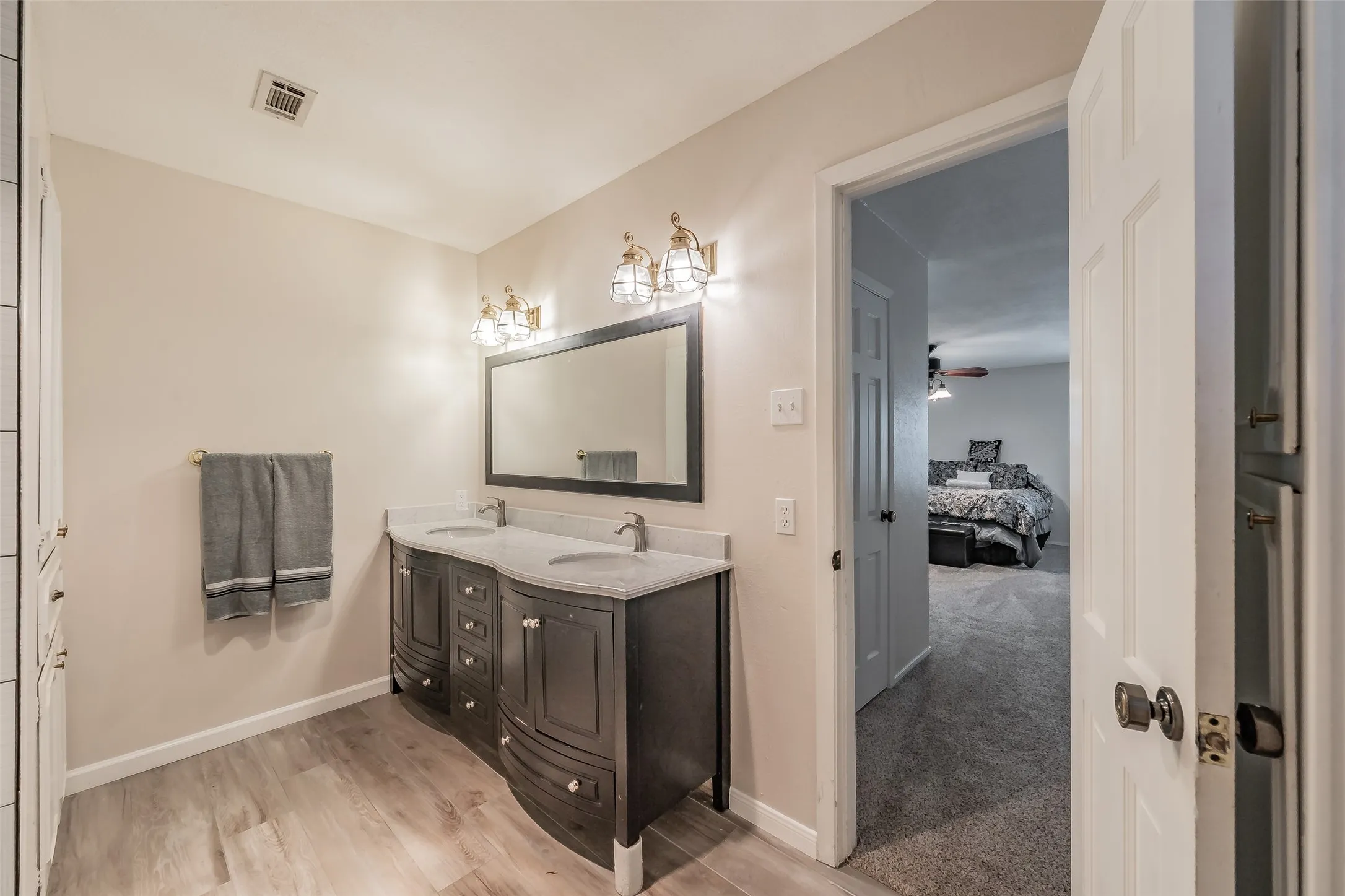 Single Family Residence For Sale in Dallas County , 1718 Timbers Drive, Irving, Texas 75061, 5 Bedroom, 3 Bathroom, 3 Garage spaces, 3,233 Sqft, built in 1965, mls#21410416, Real Estate Agent in Irving, Homes For Sale in Dallas county, Homes For Sale in Irving, Realtor in Irving Texas, Real Estate Brokerage Independent Realty Texas, Luminita Cordes Realtor