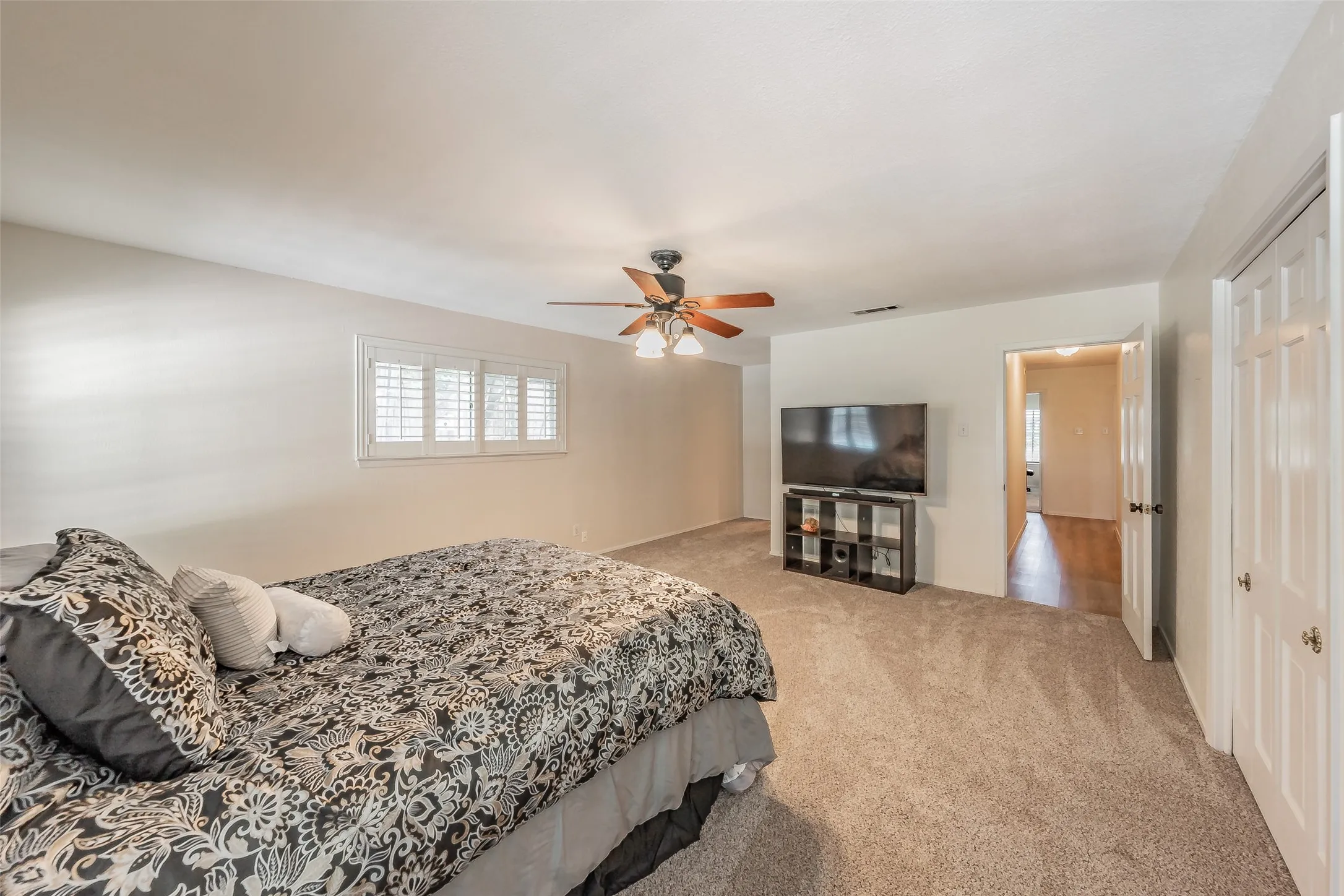 Single Family Residence For Sale in Dallas County , 1718 Timbers Drive, Irving, Texas 75061, 5 Bedroom, 3 Bathroom, 3 Garage spaces, 3,233 Sqft, built in 1965, mls#21410416, Real Estate Agent in Irving, Homes For Sale in Dallas county, Homes For Sale in Irving, Realtor in Irving Texas, Real Estate Brokerage Independent Realty Texas, Luminita Cordes Realtor
