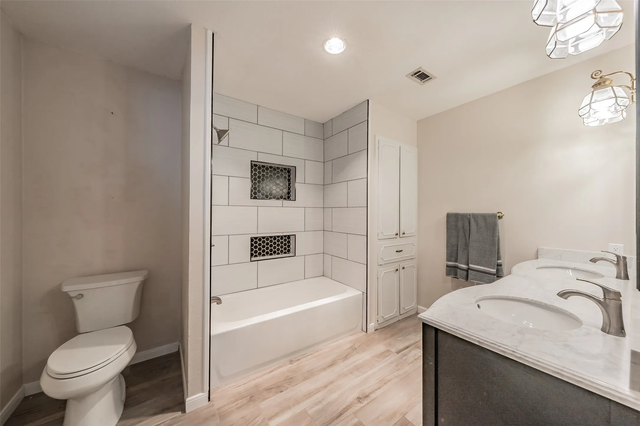 Single Family Residence For Sale in Dallas County , 1718 Timbers Drive, Irving, Texas 75061, 5 Bedroom, 3 Bathroom, 3 Garage spaces, 3,233 Sqft, built in 1965, mls#21410416, Real Estate Agent in Irving, Homes For Sale in Dallas county, Homes For Sale in Irving, Realtor in Irving Texas, Real Estate Brokerage Independent Realty Texas, Luminita Cordes Realtor