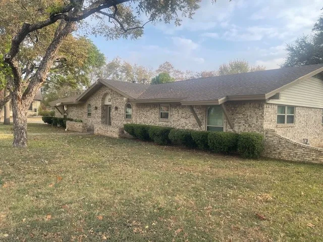 Single Family Residence For Rent in Hood County , 315 S Baker Street, Granbury, Texas 76048, 3 Bedroom, 2 Bathroom, 2 Garage spaces, 2,392 Sqft, built in 1978, mls#21410452, Real Estate Agent in Granbury, Homes For Rent in Hood county, Homes For Rent in Granbury, Realtor in Granbury Texas, Real Estate Brokerage Independent Realty Texas, Luminita Cordes Realtor