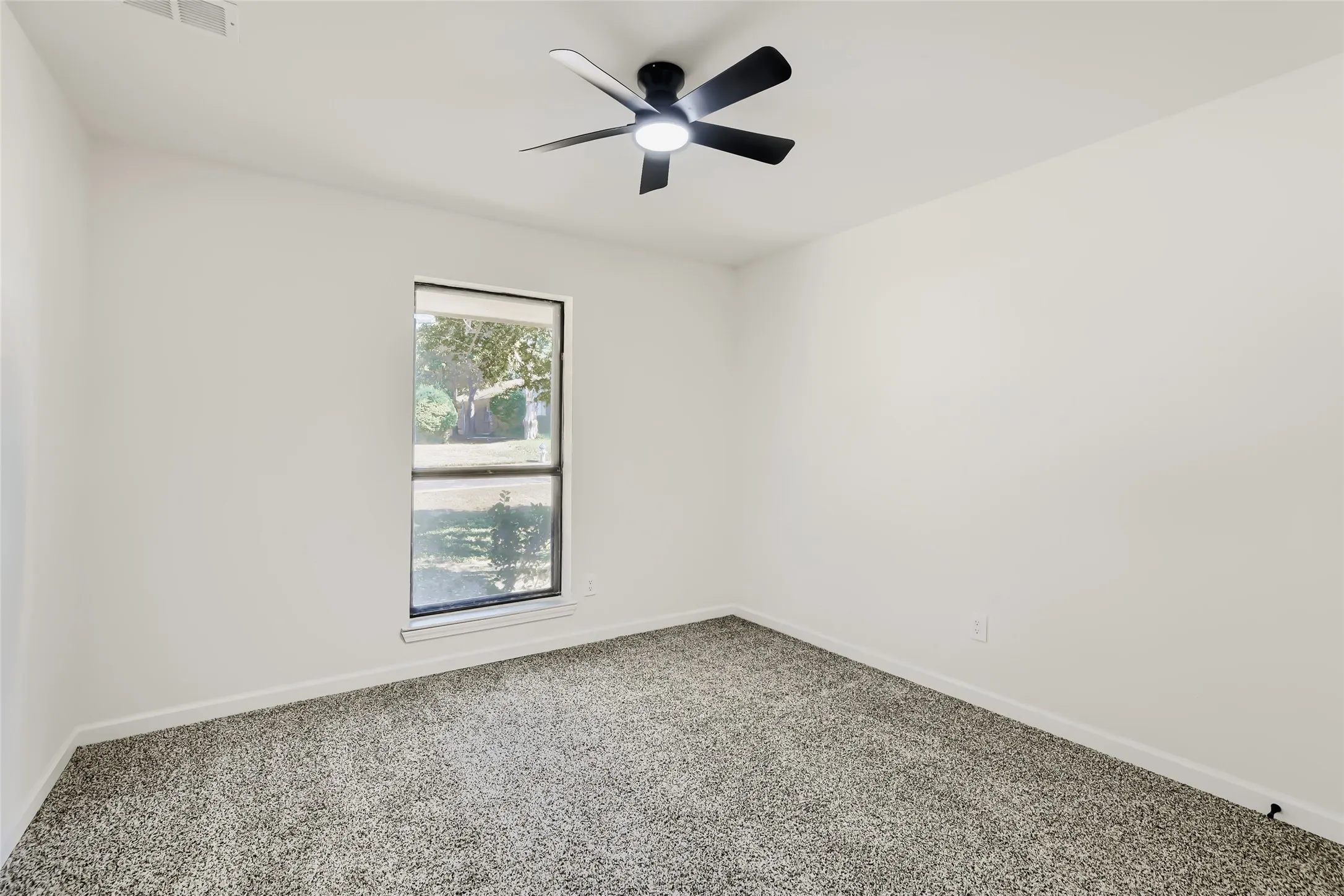 Single Family Residence For Sale in Dallas County , 5812 Winding Woods Trail, Dallas, Texas 75227, 3 Bedroom, 3 Bathroom, 2 Garage spaces, 1,965 Sqft, built in 1979, mls#21408474, Real Estate Agent in Dallas, Homes For Sale in Dallas county, Homes For Sale in Dallas, Realtor in Dallas Texas, Real Estate Brokerage Independent Realty Texas, Luminita Cordes Realtor