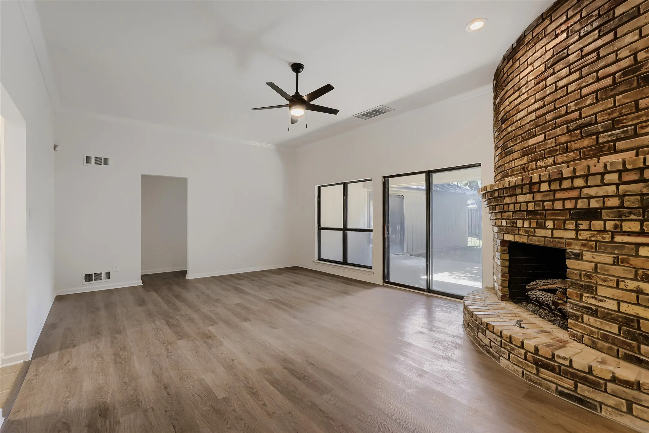 Single Family Residence For Sale in Dallas County , 5812 Winding Woods Trail, Dallas, Texas 75227, 3 Bedroom, 3 Bathroom, 2 Garage spaces, 1,965 Sqft, built in 1979, mls#21408474, Real Estate Agent in Dallas, Homes For Sale in Dallas county, Homes For Sale in Dallas, Realtor in Dallas Texas, Real Estate Brokerage Independent Realty Texas, Luminita Cordes Realtor