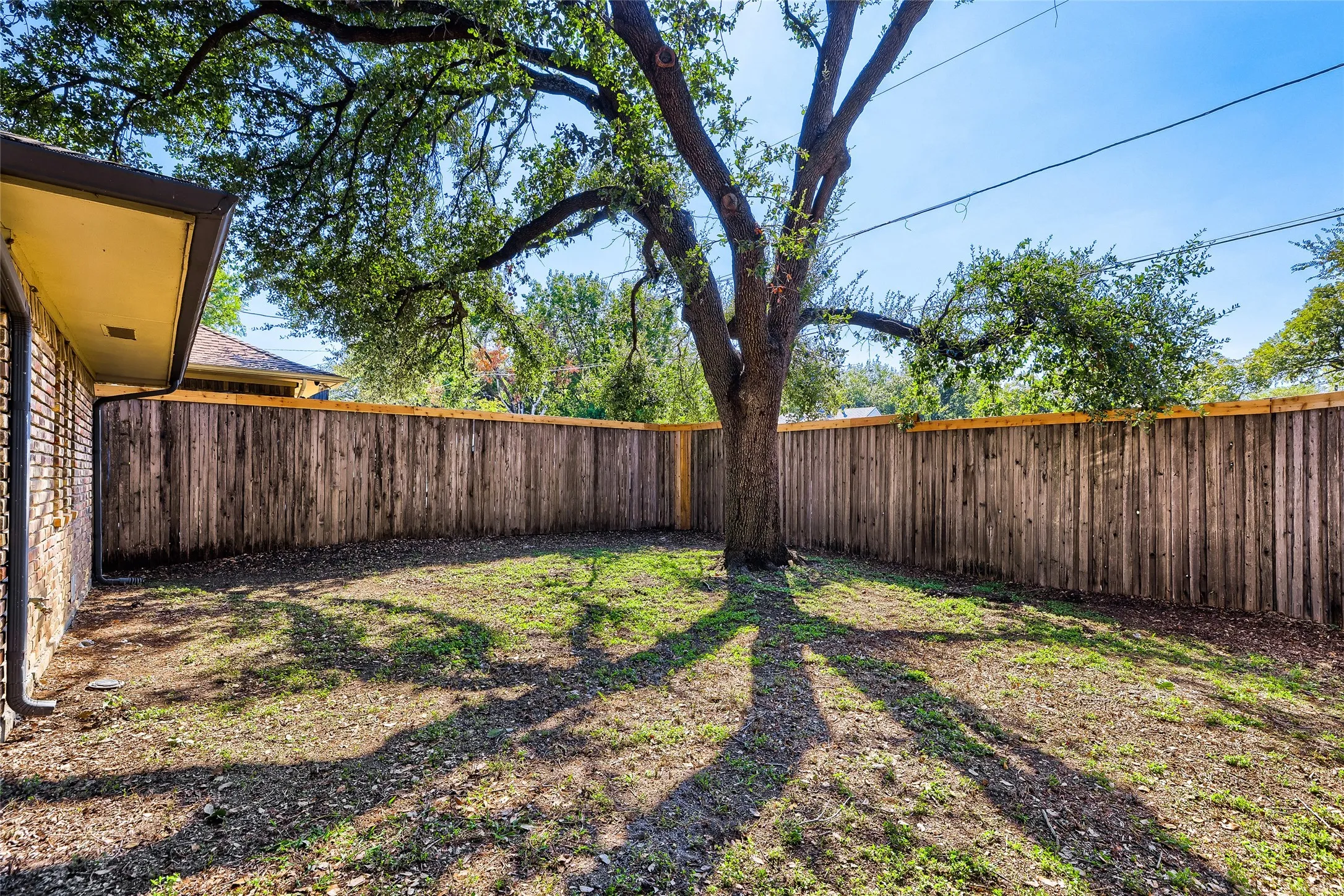 Single Family Residence For Sale in Dallas County , 5812 Winding Woods Trail, Dallas, Texas 75227, 3 Bedroom, 3 Bathroom, 2 Garage spaces, 1,965 Sqft, built in 1979, mls#21408474, Real Estate Agent in Dallas, Homes For Sale in Dallas county, Homes For Sale in Dallas, Realtor in Dallas Texas, Real Estate Brokerage Independent Realty Texas, Luminita Cordes Realtor