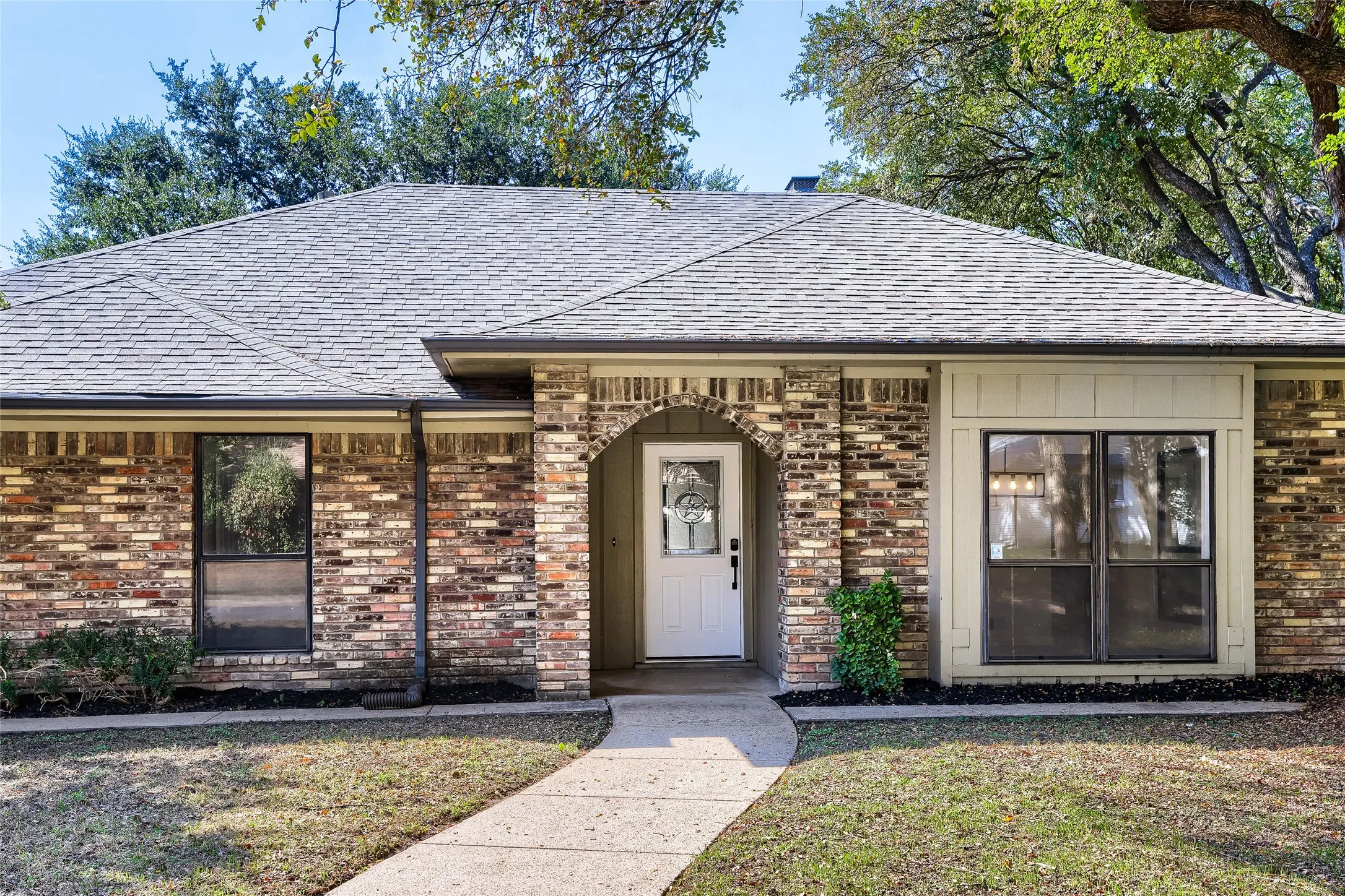 Single Family Residence For Sale in Dallas County , 5812 Winding Woods Trail, Dallas, Texas 75227, 3 Bedroom, 3 Bathroom, 2 Garage spaces, 1,965 Sqft, built in 1979, mls#21408474, Real Estate Agent in Dallas, Homes For Sale in Dallas county, Homes For Sale in Dallas, Realtor in Dallas Texas, Real Estate Brokerage Independent Realty Texas, Luminita Cordes Realtor