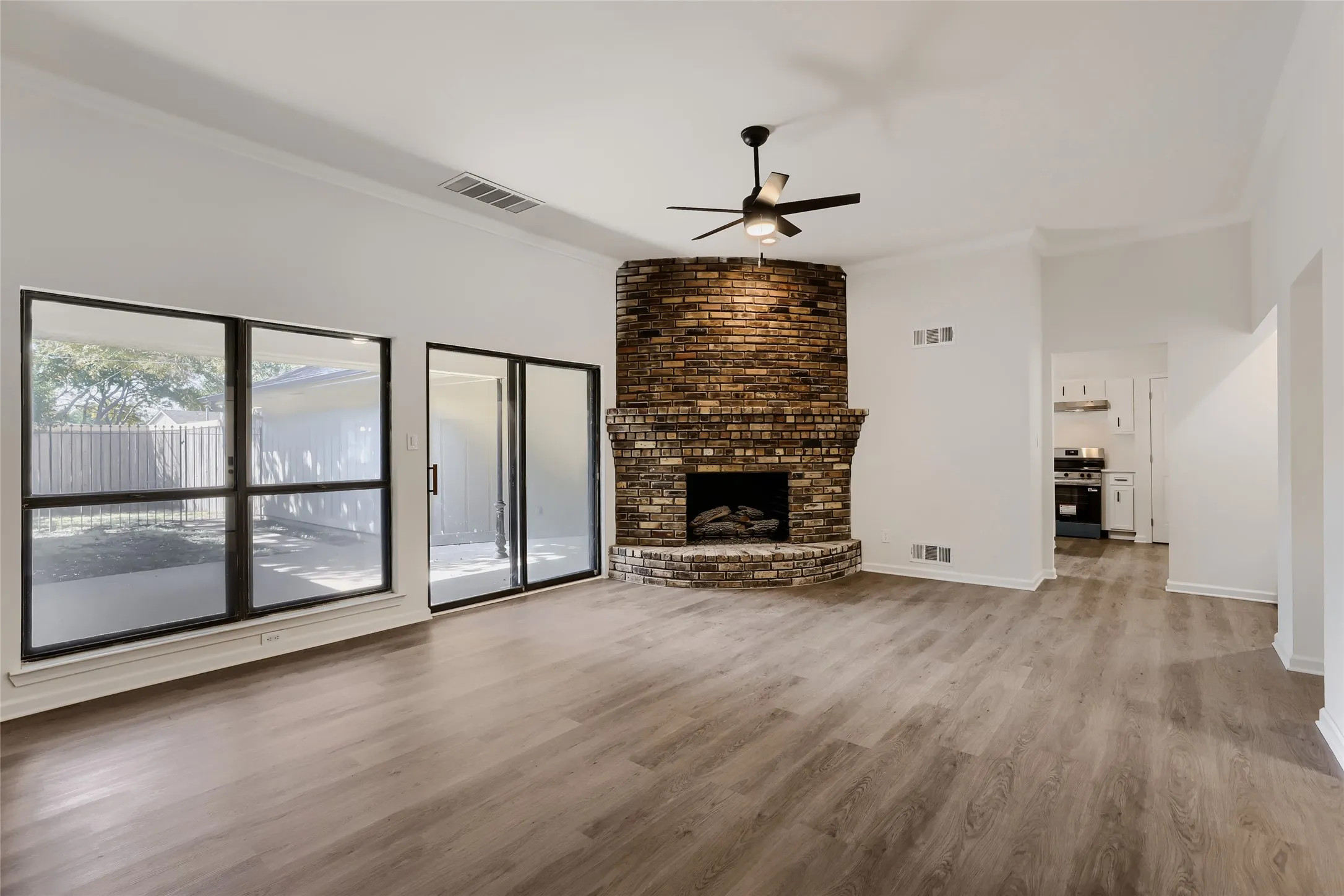 Single Family Residence For Sale in Dallas County , 5812 Winding Woods Trail, Dallas, Texas 75227, 3 Bedroom, 3 Bathroom, 2 Garage spaces, 1,965 Sqft, built in 1979, mls#21408474, Real Estate Agent in Dallas, Homes For Sale in Dallas county, Homes For Sale in Dallas, Realtor in Dallas Texas, Real Estate Brokerage Independent Realty Texas, Luminita Cordes Realtor